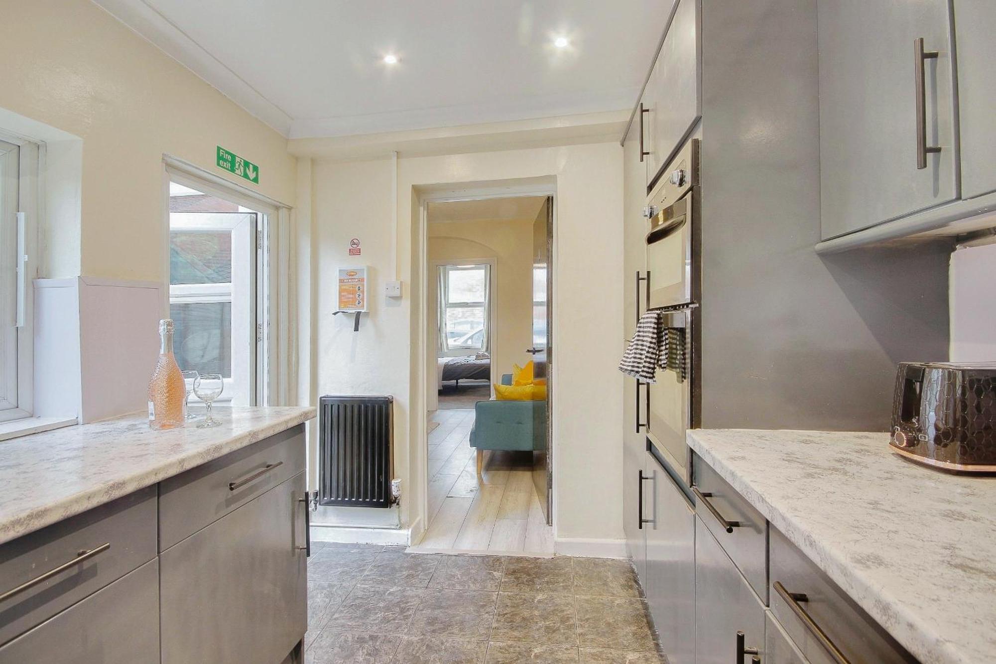 Entire 3 Bed House In Gloucester