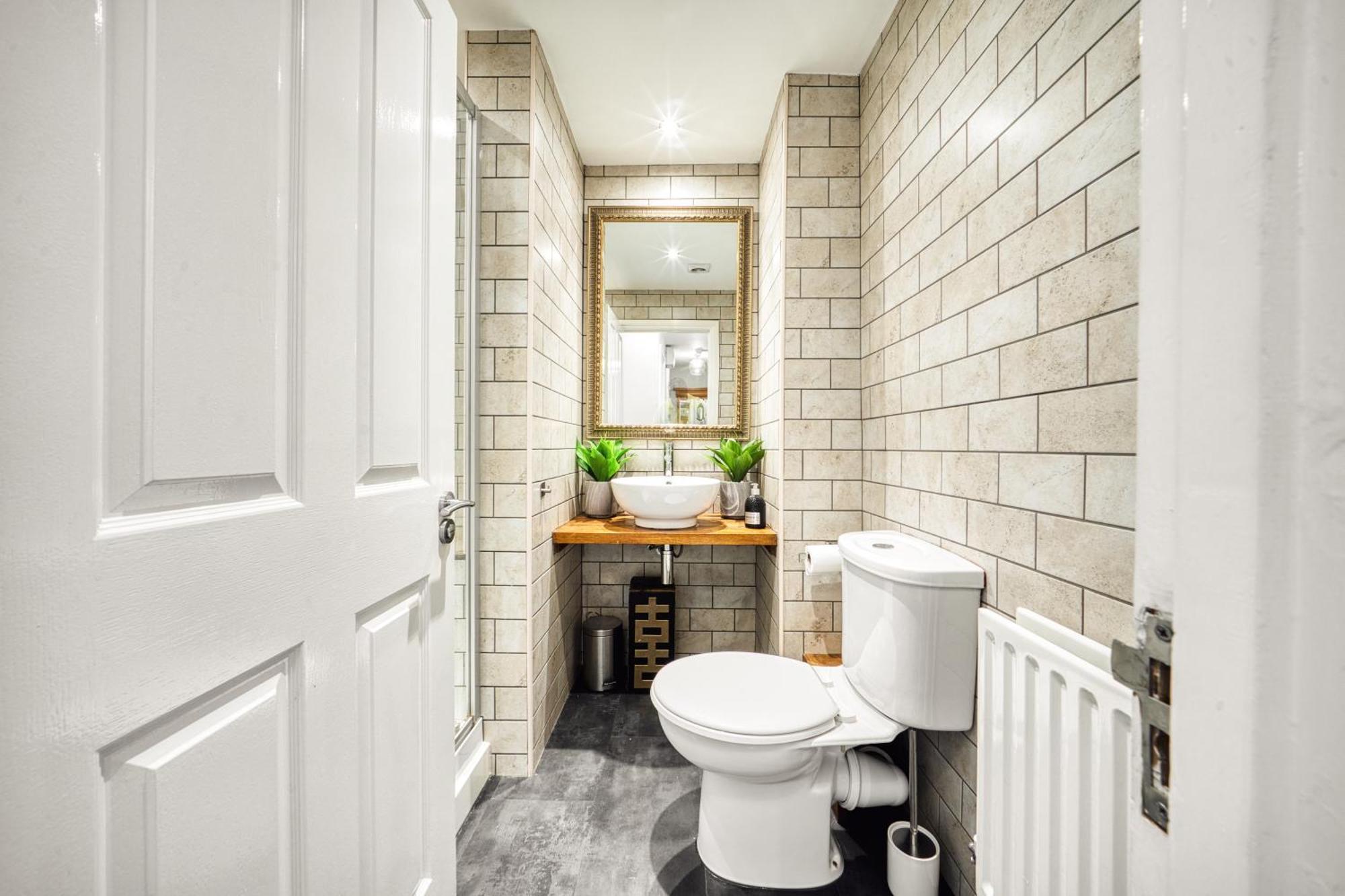 Pied-a-terre Near The Docks - Wifi & Washing Machine *