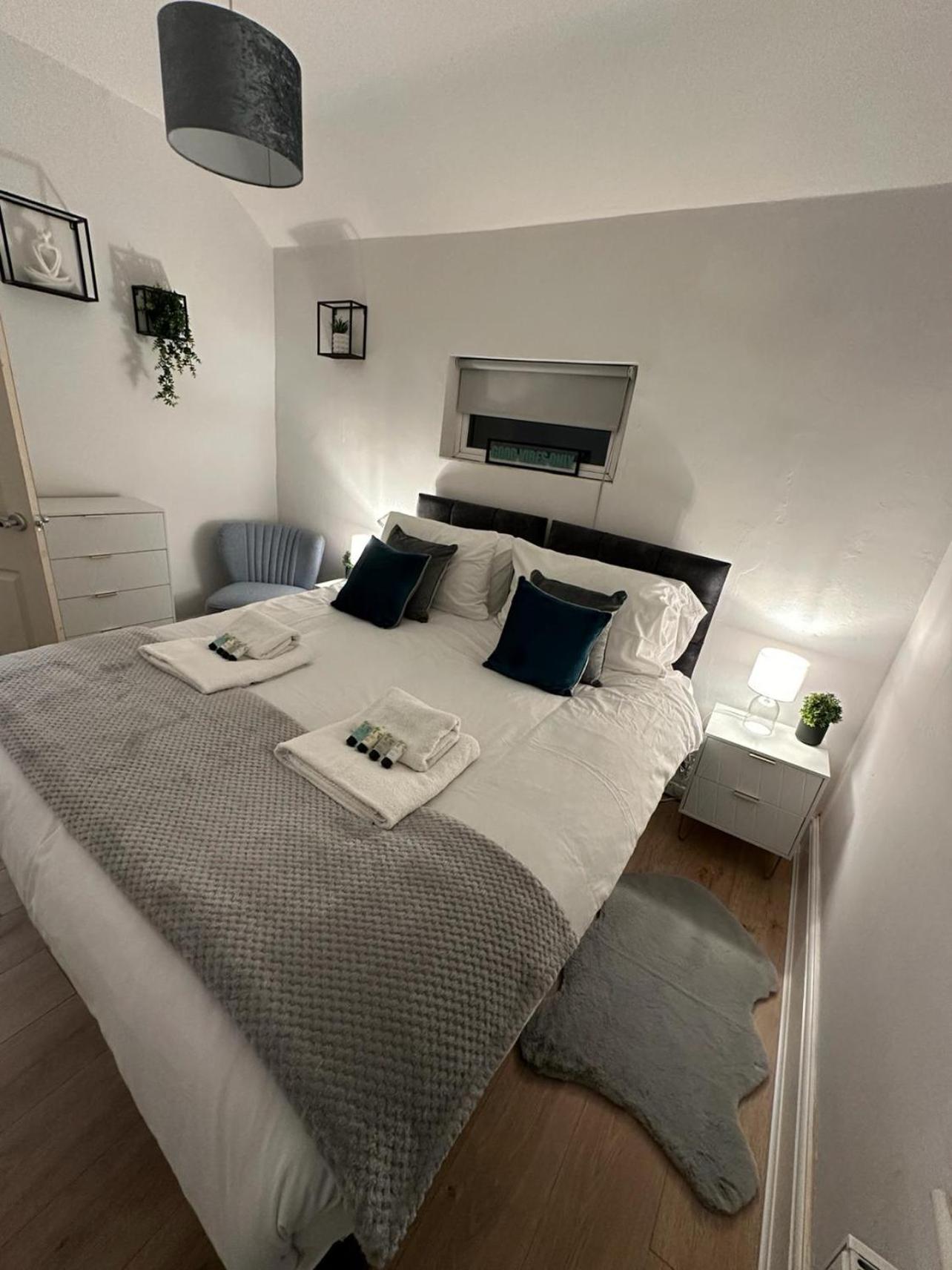 3 Bed Chill Glouc Free Parking Holiday home *