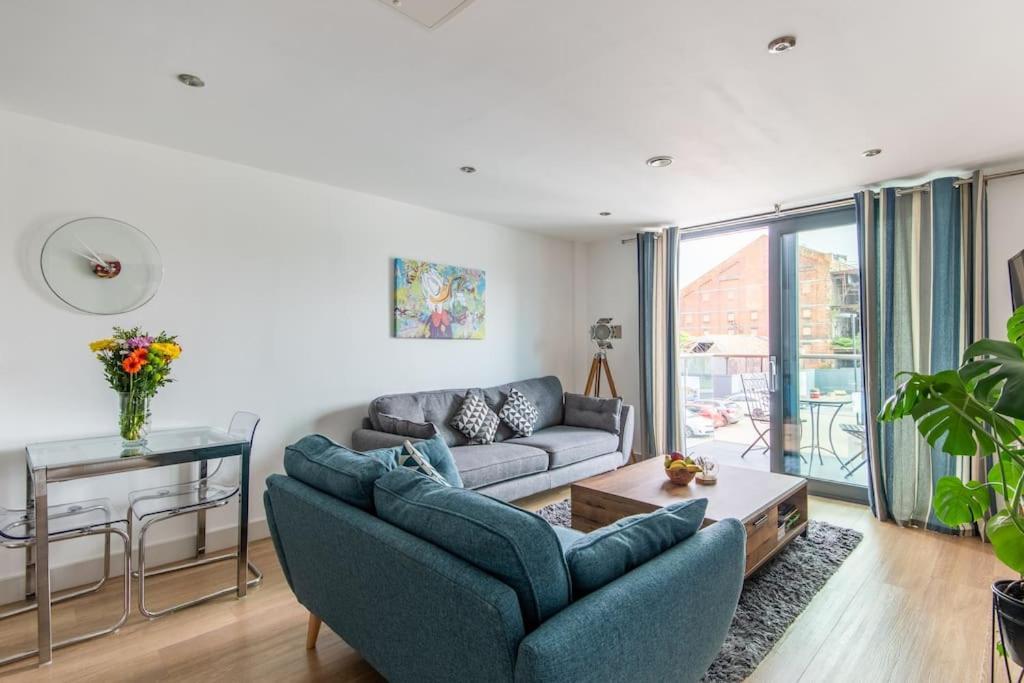Beautiful 1 Bedroom With Parking In Docks