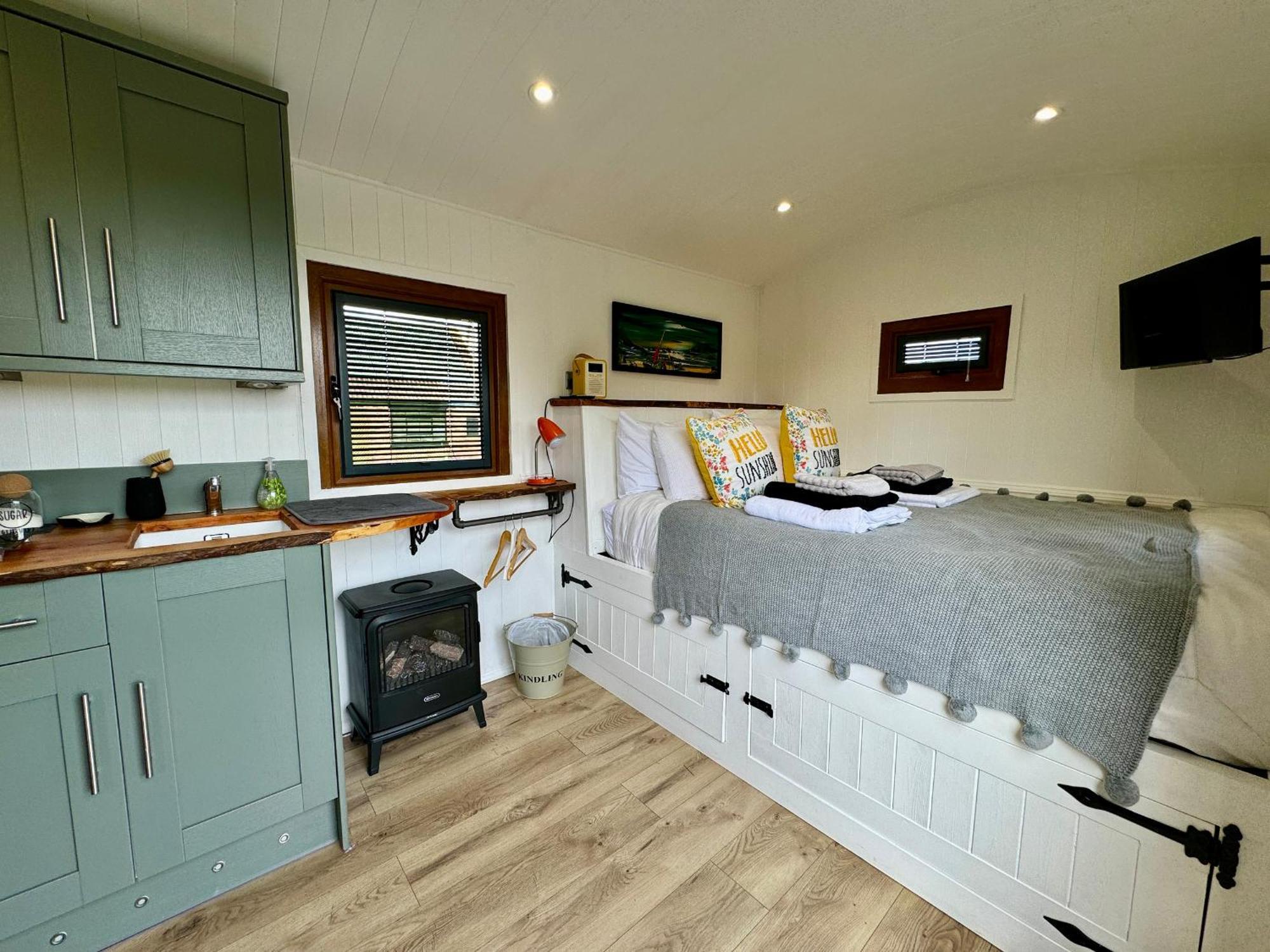 Holiday home Mooffitch Riverview Hut Gloucester
