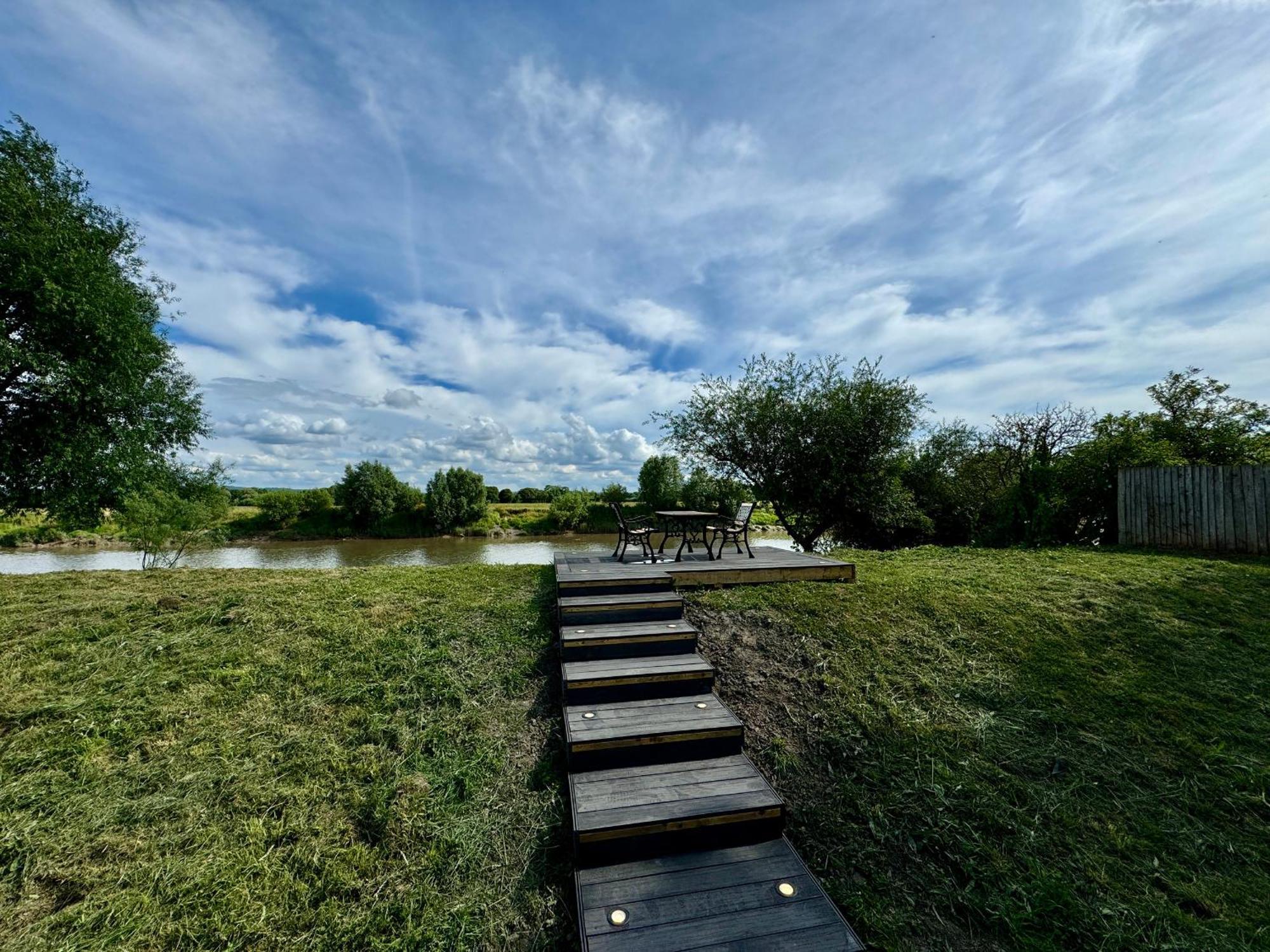 Mooffitch Riverview Hut Holiday home *