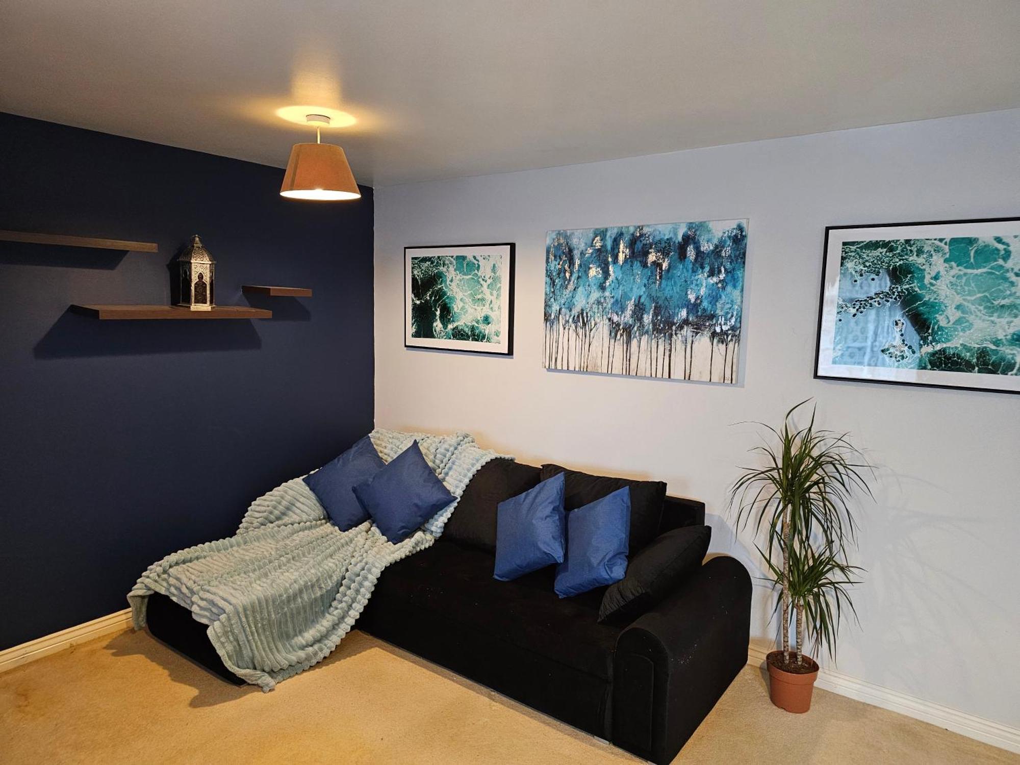 2 Bedroom Spacious Flat *