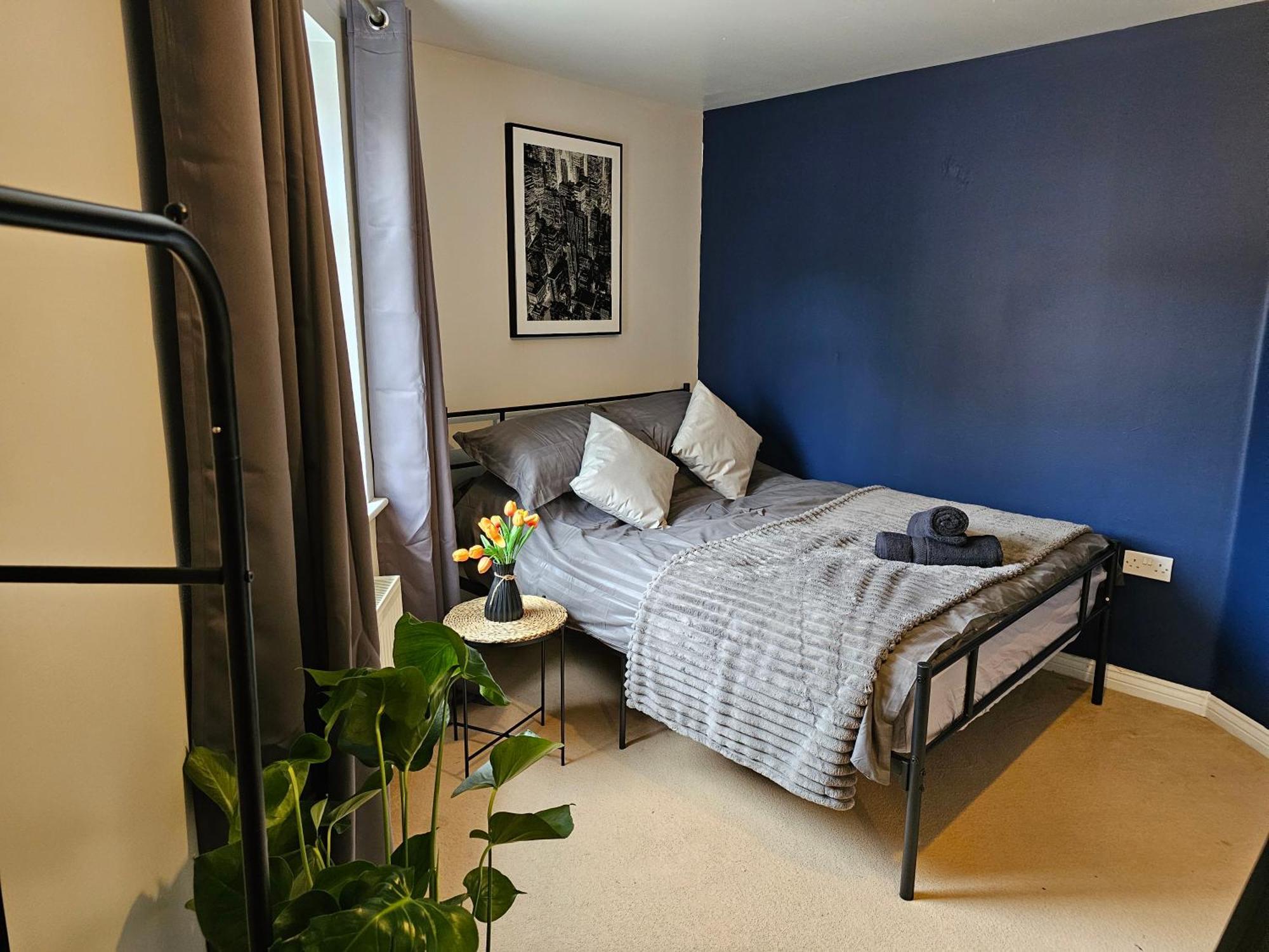 2 Bedroom Spacious Flat Apartment Gloucester