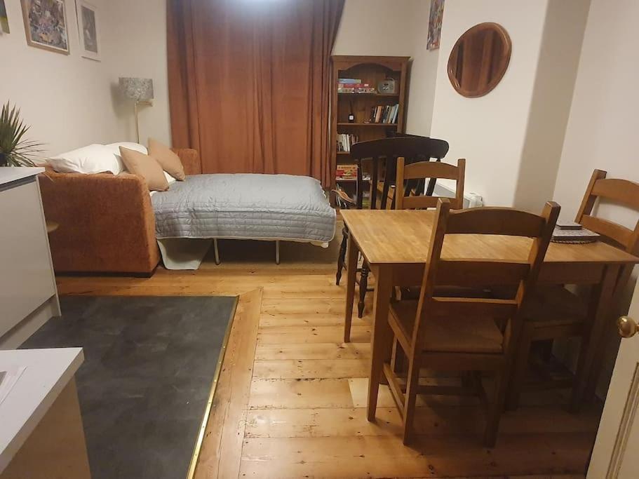 - Cosy And Modern * Gloucester