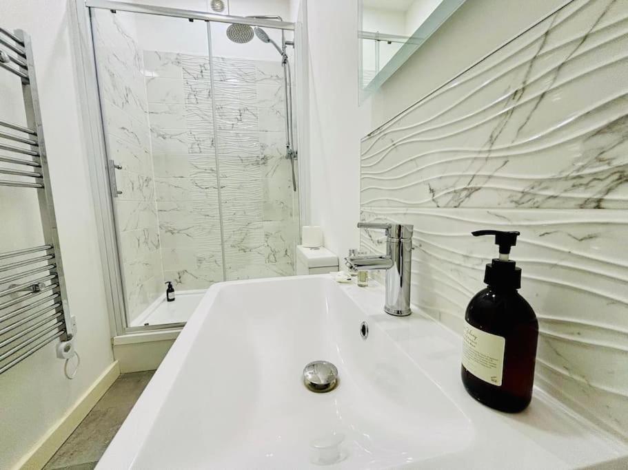 Flat 4 Contractor, Professional, Quays Apartment *