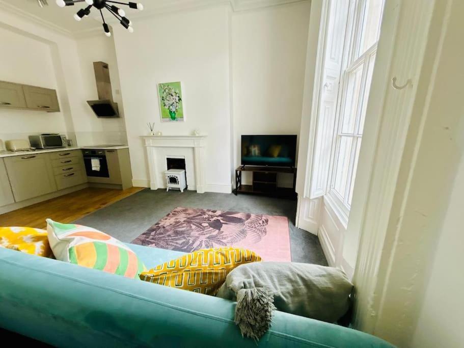 Flat 4 Contractor, Professional, Quays Apartment *