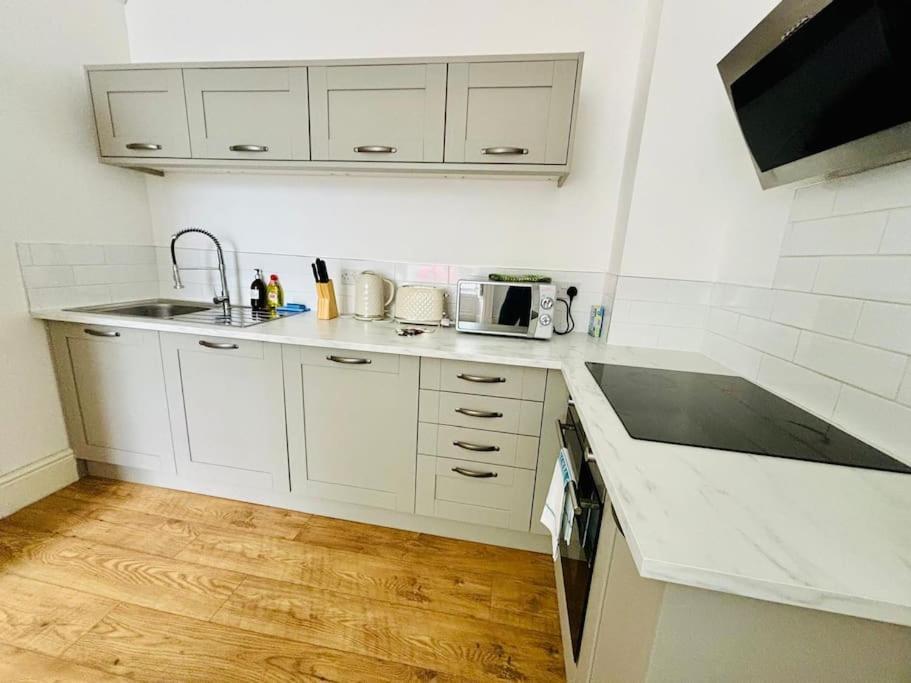 Flat 4 Contractor, Professional, Quays Apartment