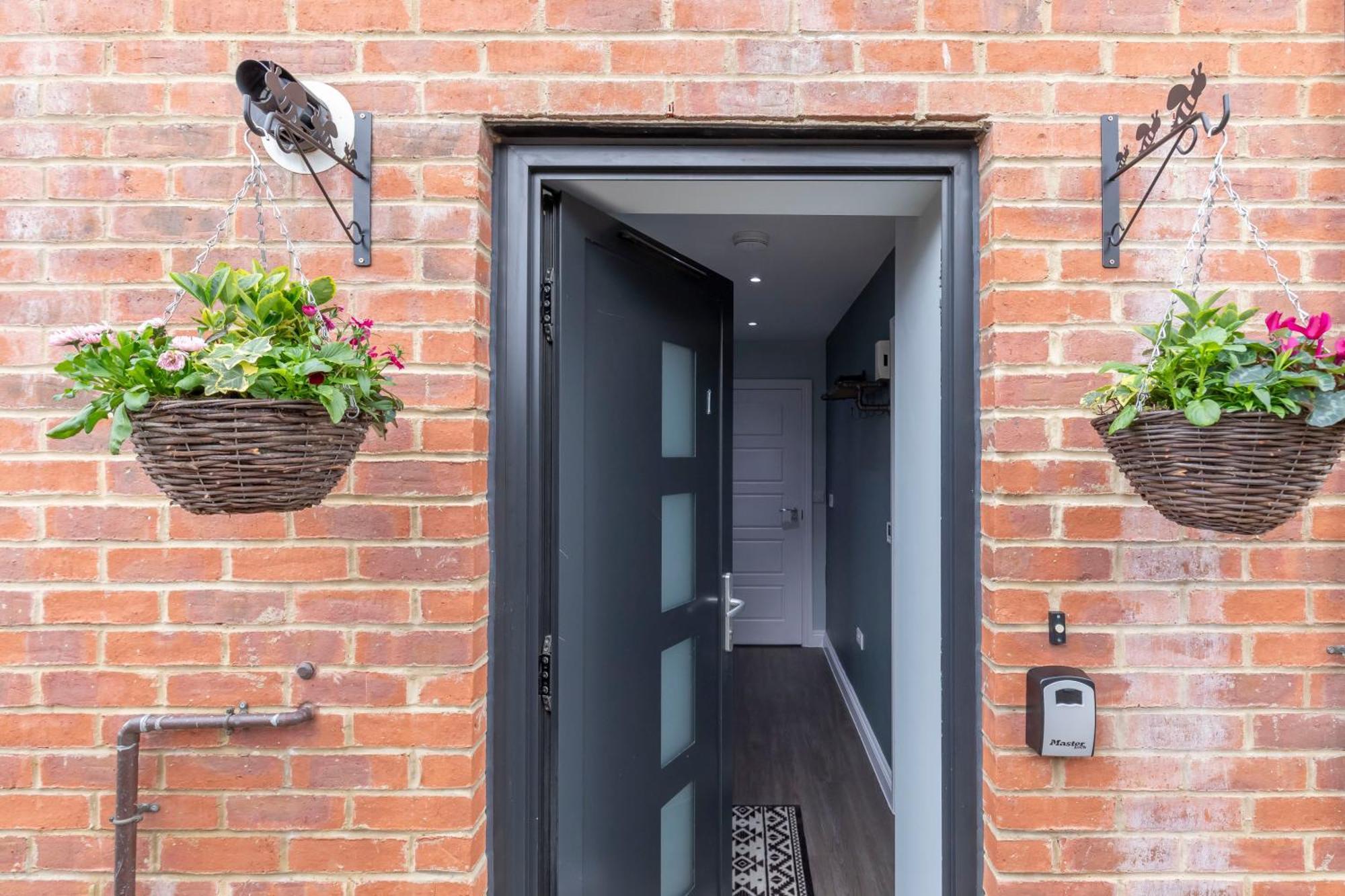 Elliot Oliver - Charming One Bedroom With Parking In The Docks