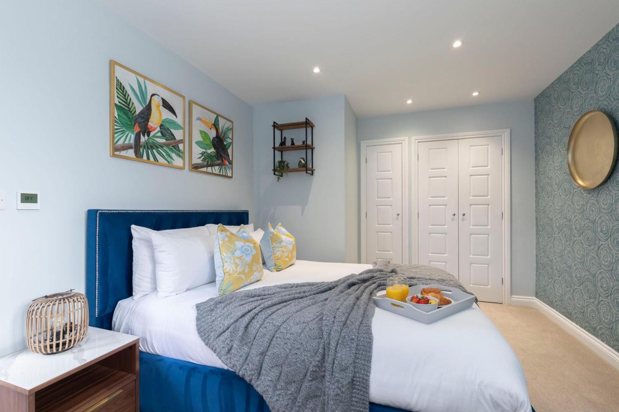 Elliot Oliver - Charming One Bedroom With Parking In The Docks Apartment *