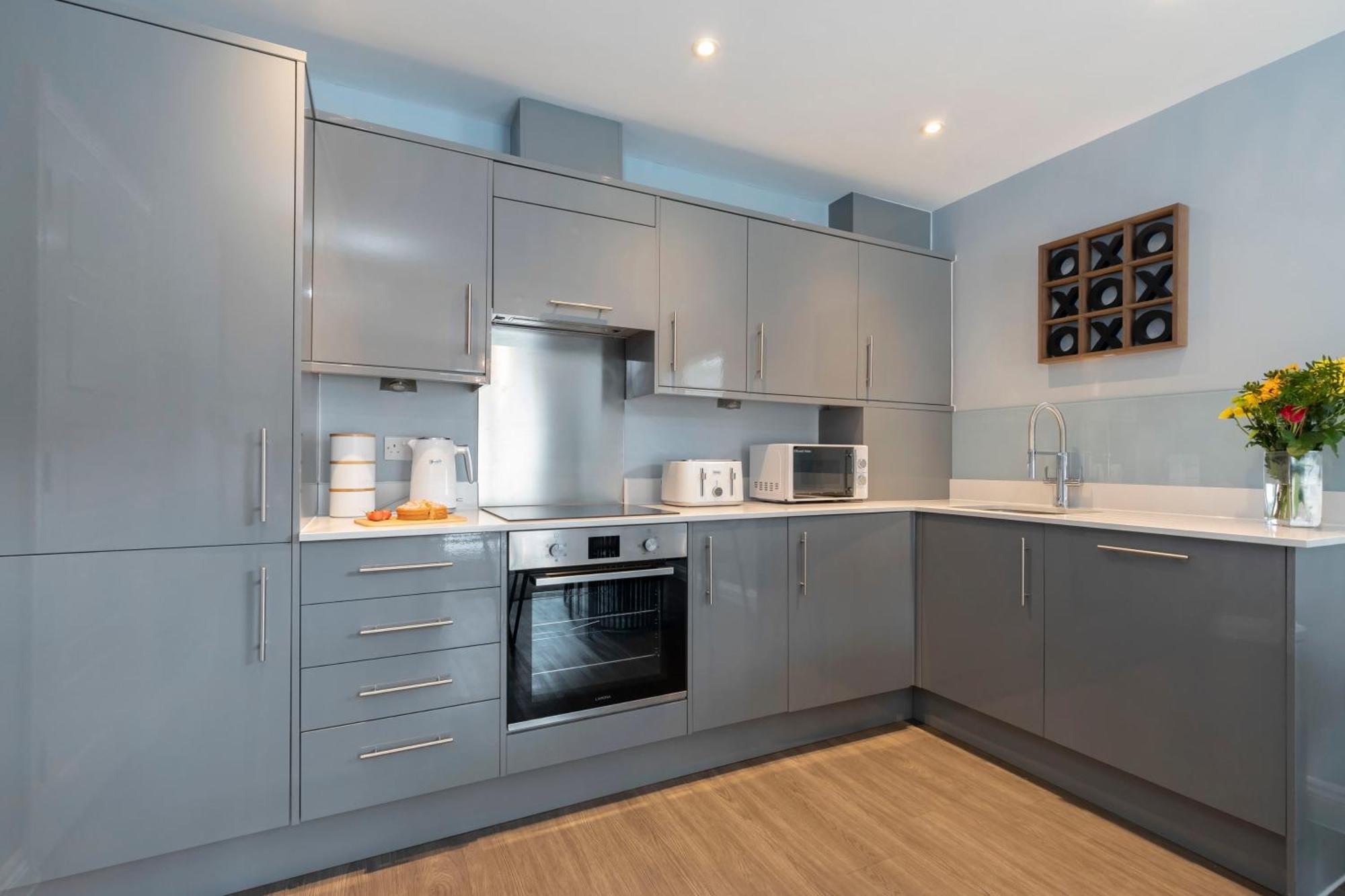 Elliot Oliver - Beautiful Two Bedroom With Parking In The Docks Apartment