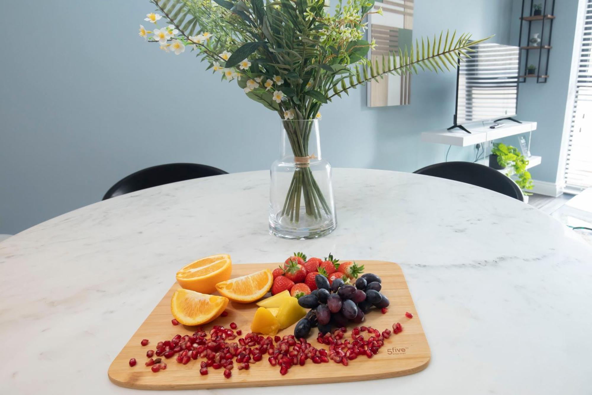 Elliot Oliver - Beautiful Two Bedroom With Parking In The Docks