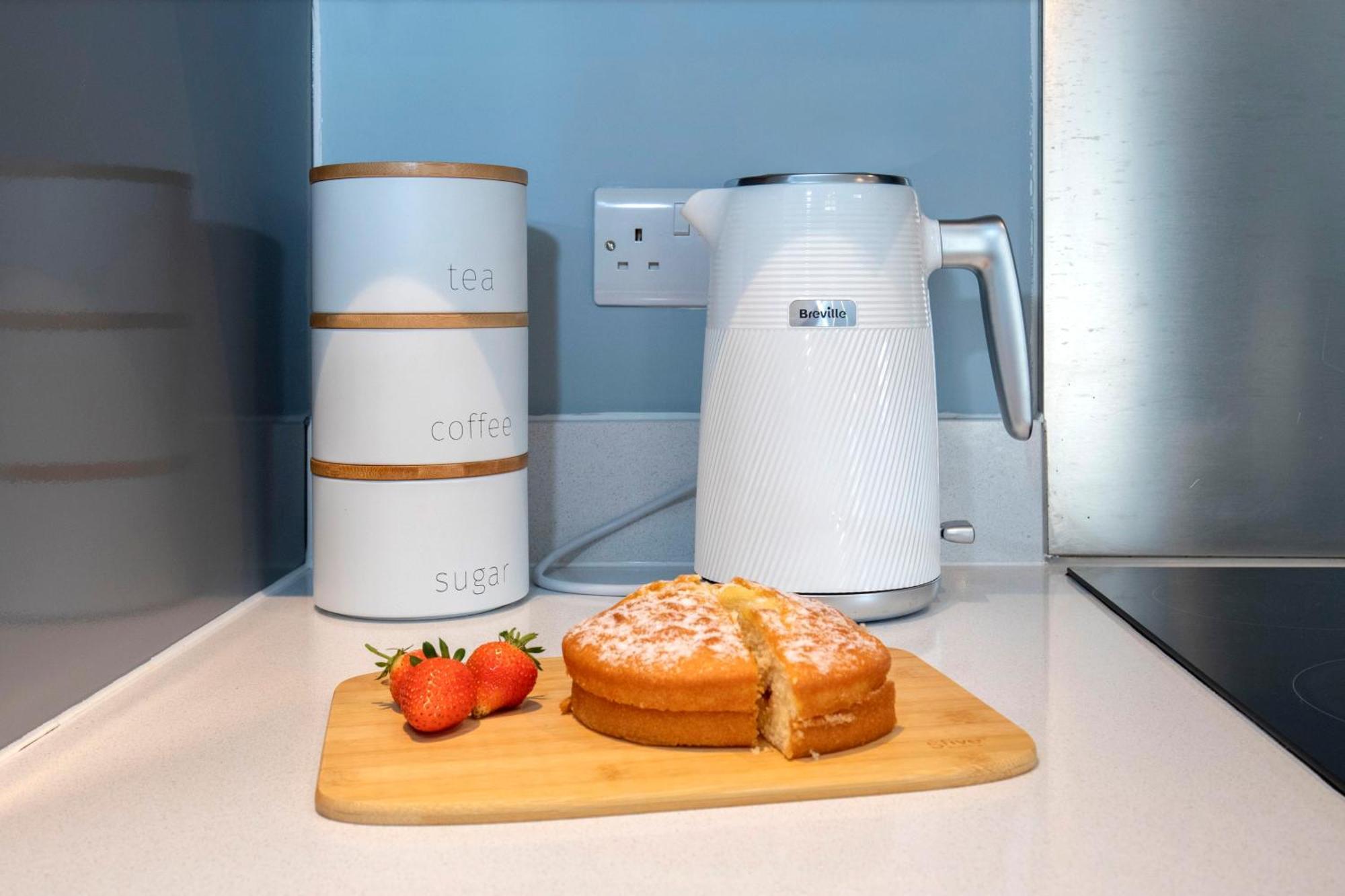 Elliot Oliver - Beautiful Two Bedroom With Parking In The Docks Apartment