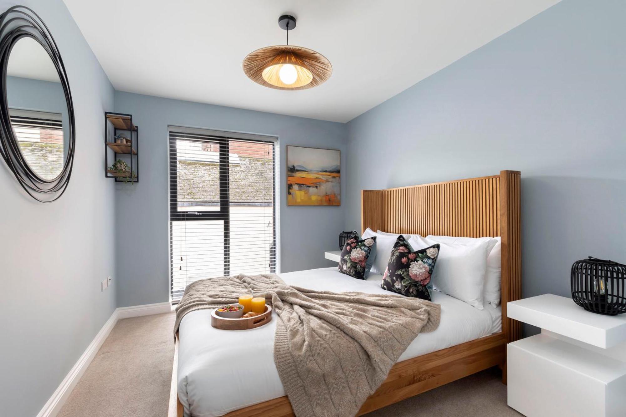 Elliot Oliver - Beautiful Two Bedroom With Parking In The Docks Apartment *