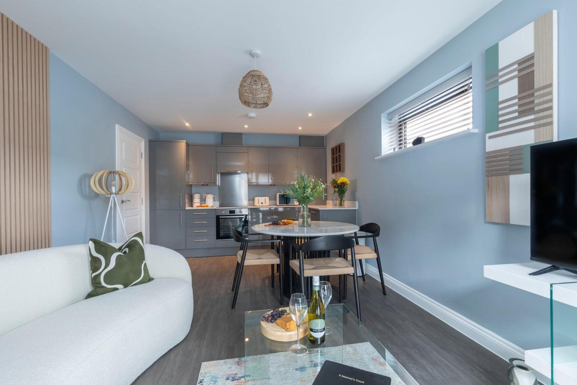 Elliot Oliver - Beautiful Two Bedroom With Parking In The Docks *