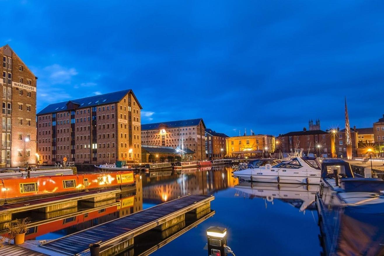 Elliot Oliver - Beautiful Two Bedroom With Parking In The Docks Apartment