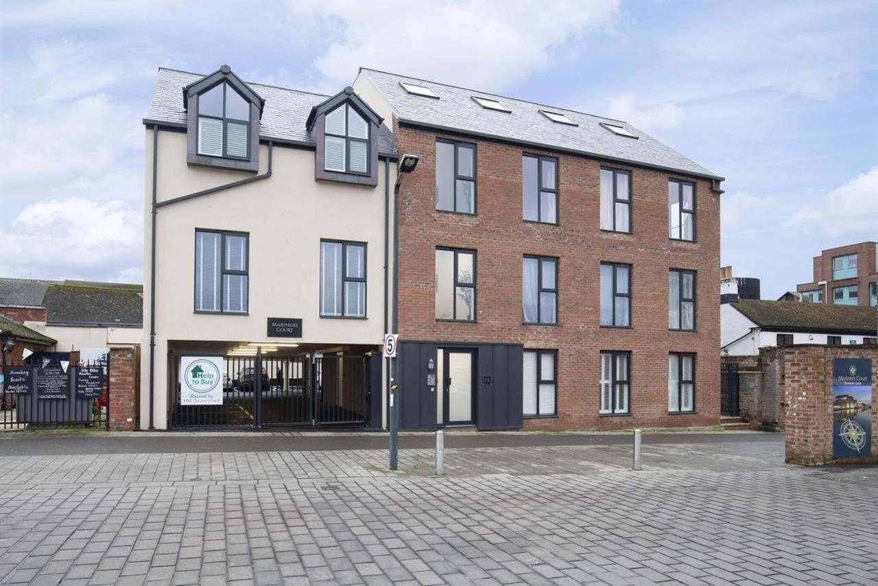 Elliot Oliver - Beautiful Two Bedroom With Parking In The Docks *