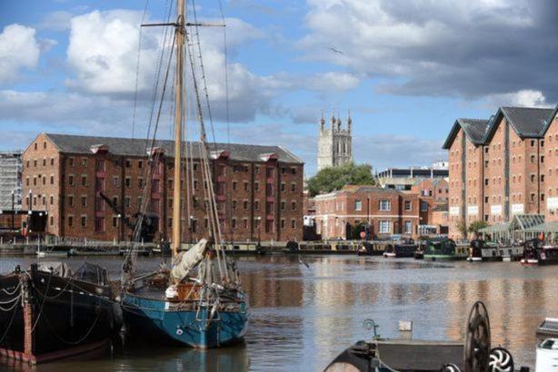 Elliot Oliver - Charming One Bedroom With Parking In The Docks * Gloucester