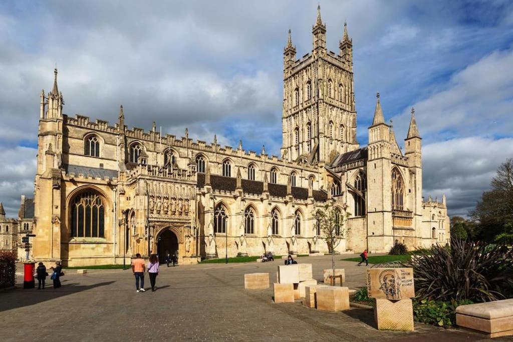 2 Bedroom Flat In * Gloucester