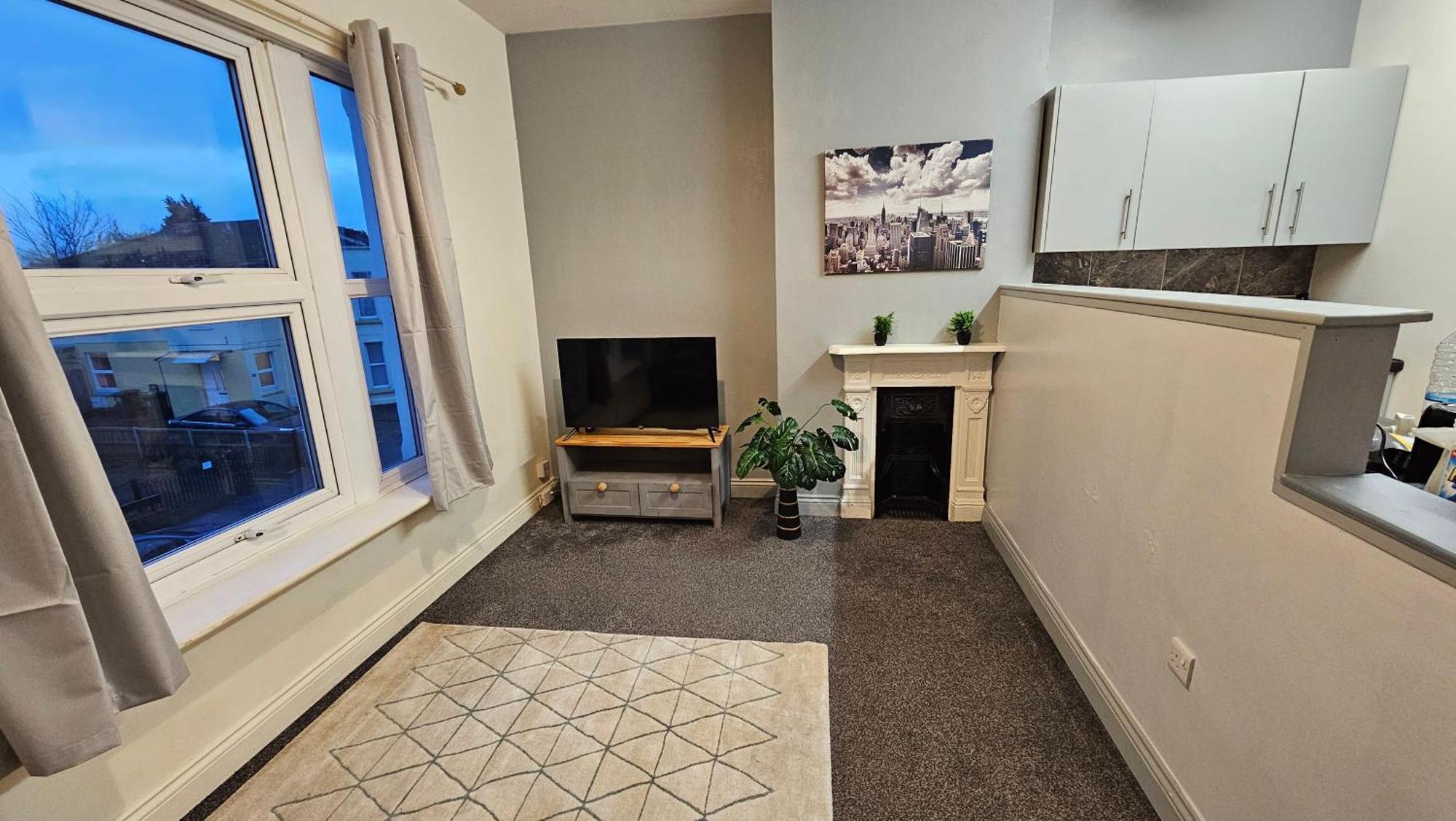 2 Bedroom Flat In Apartment *