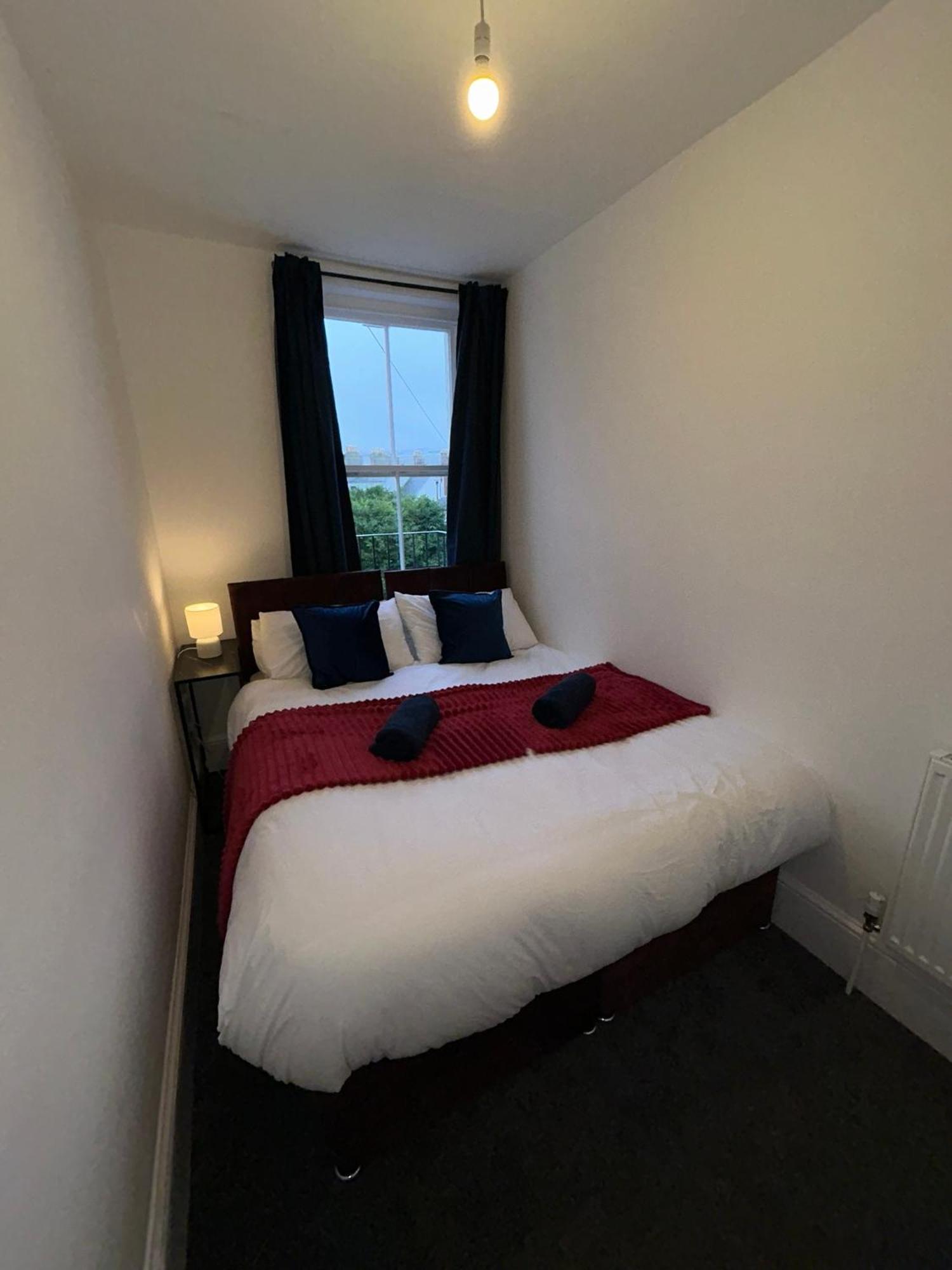 Brand New Modern Steps From Quays Apartment