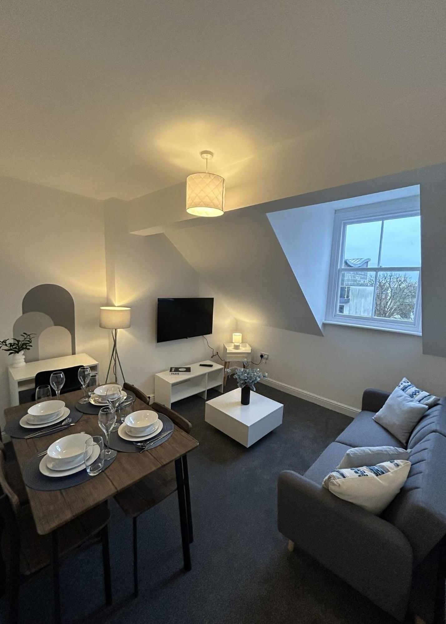 Apartment Brand New Modern Steps From Quays *