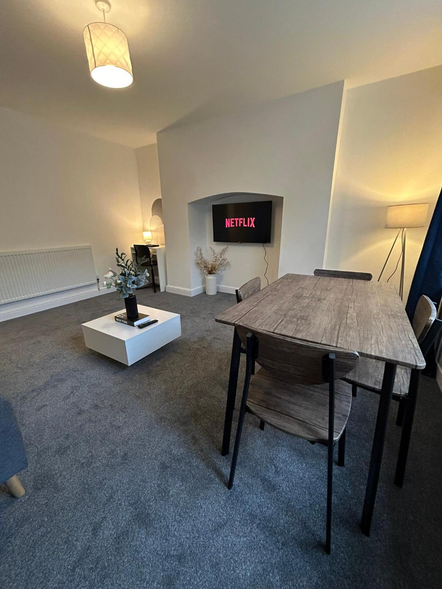 Brand New Modern Steps From Quays *