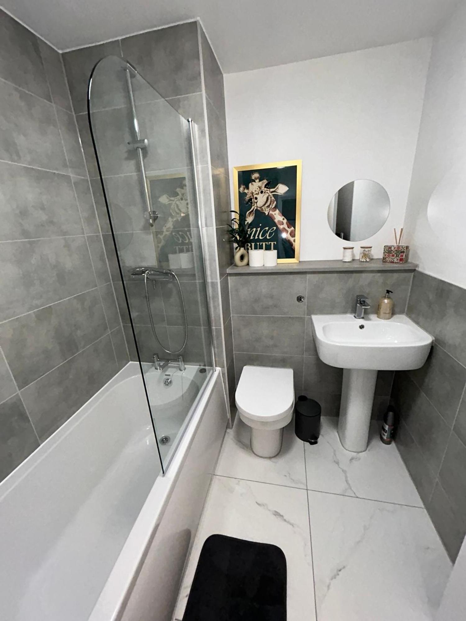 Brand New Modern Steps From Quays *