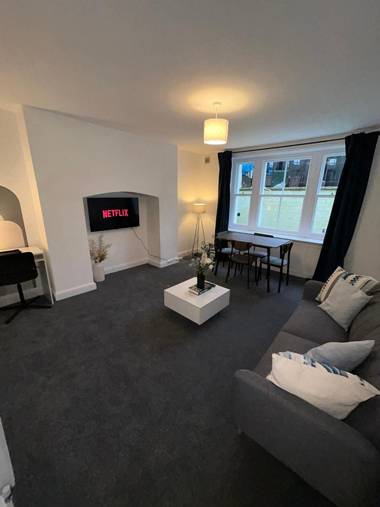 Brand New Modern Steps From Quays Apartment *