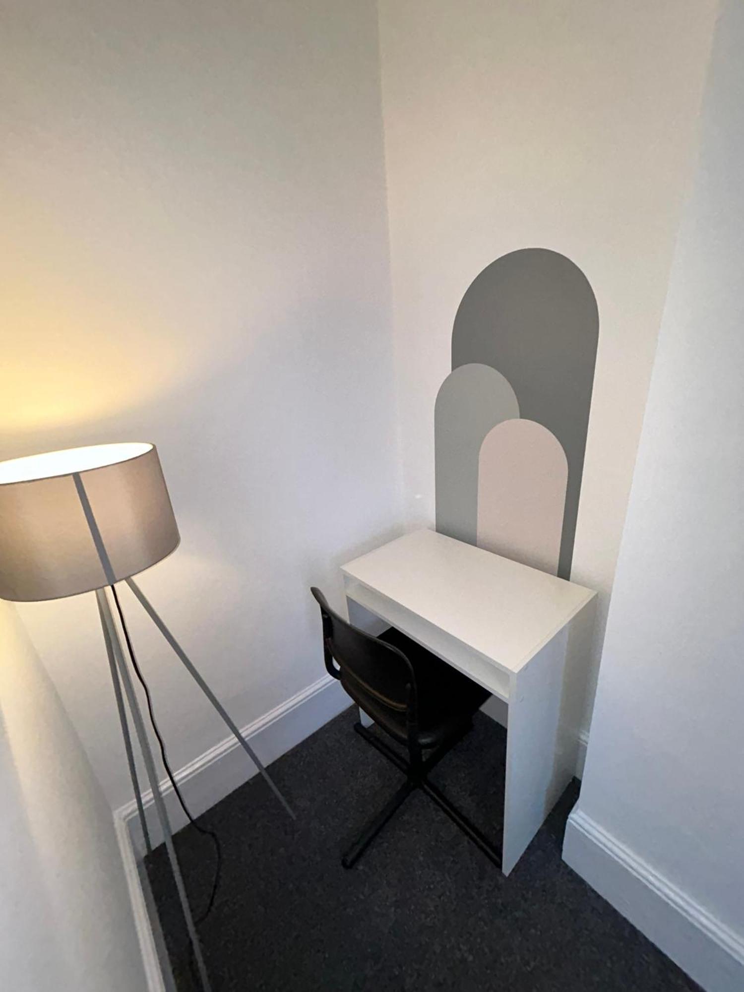 Brand New Modern Steps From Quays *