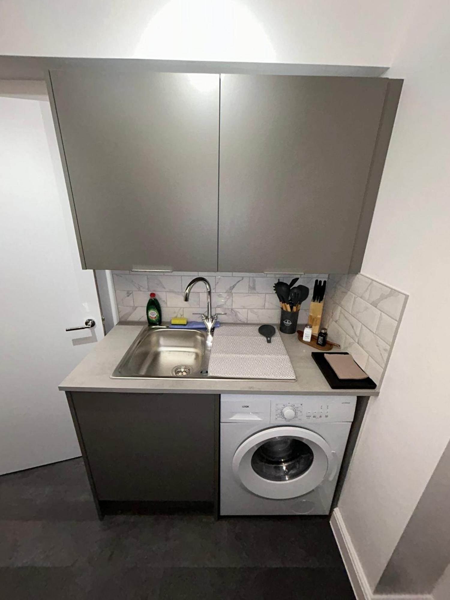 Brand New Modern Steps From Quays Apartment