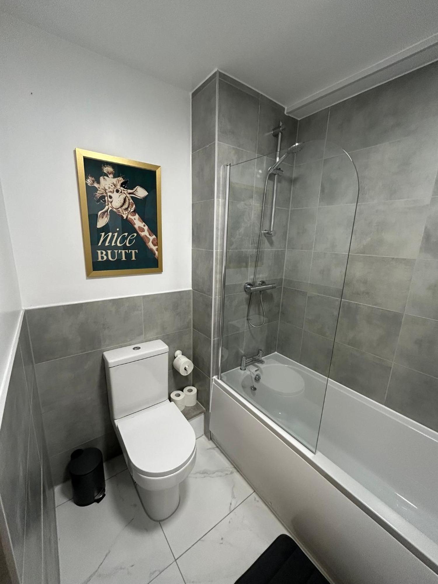 Apartment Brand New Modern Steps From Quays