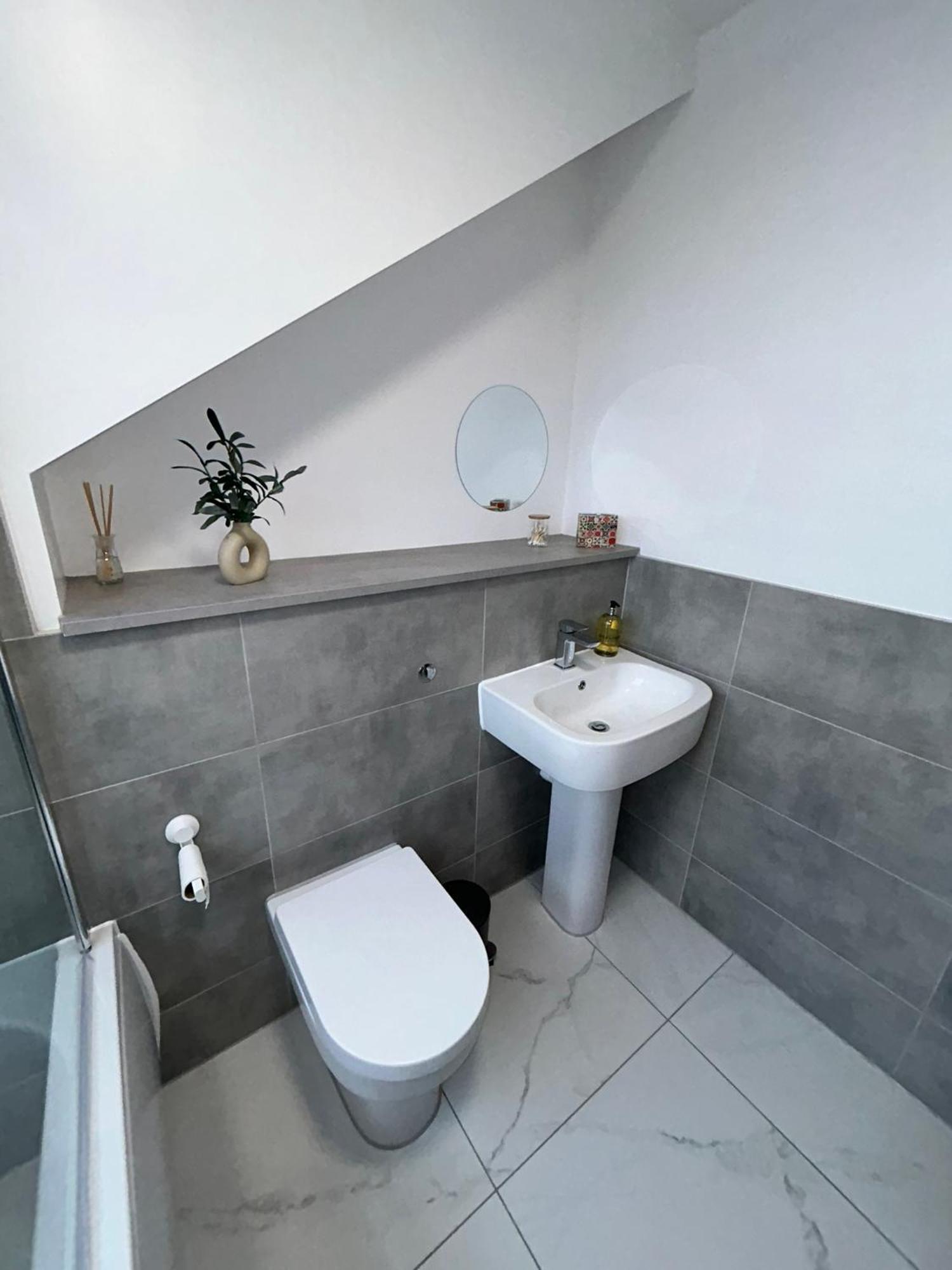 Brand New Modern Steps From Quays Apartment *