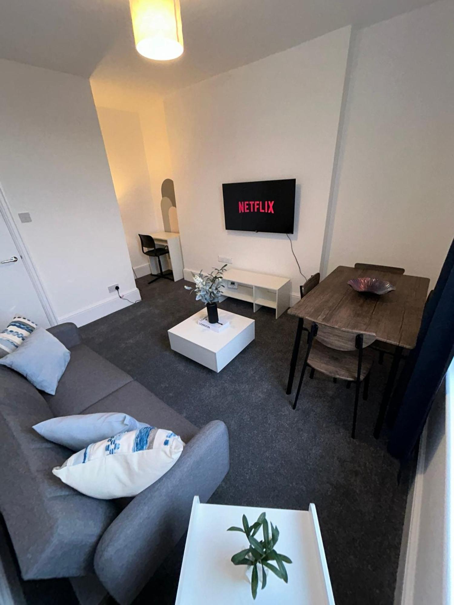 Apartment Brand New Modern Steps From Quays *
