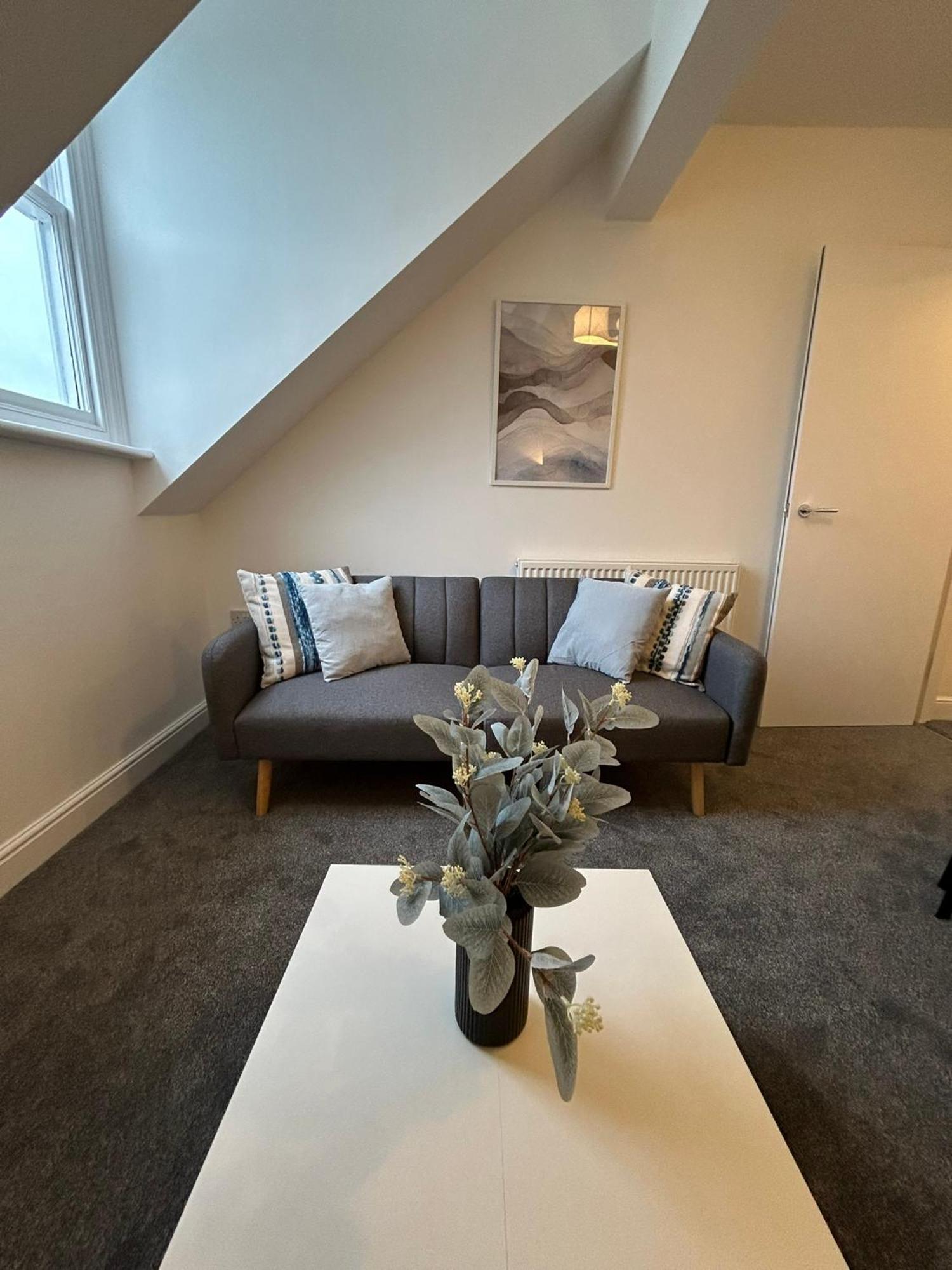 Brand New Modern Steps From Quays * Gloucester