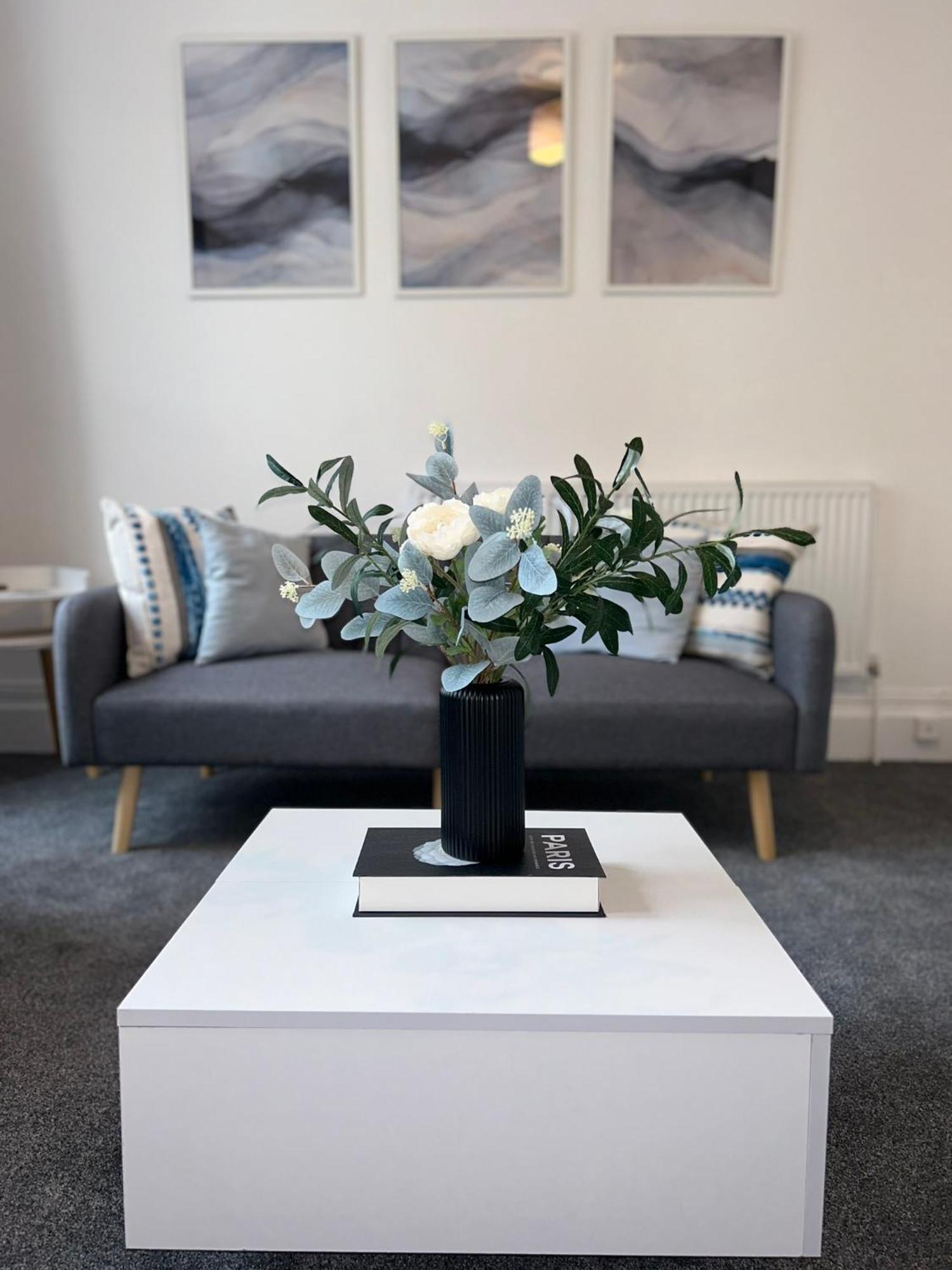 Apartment Brand New Modern Steps From Quays