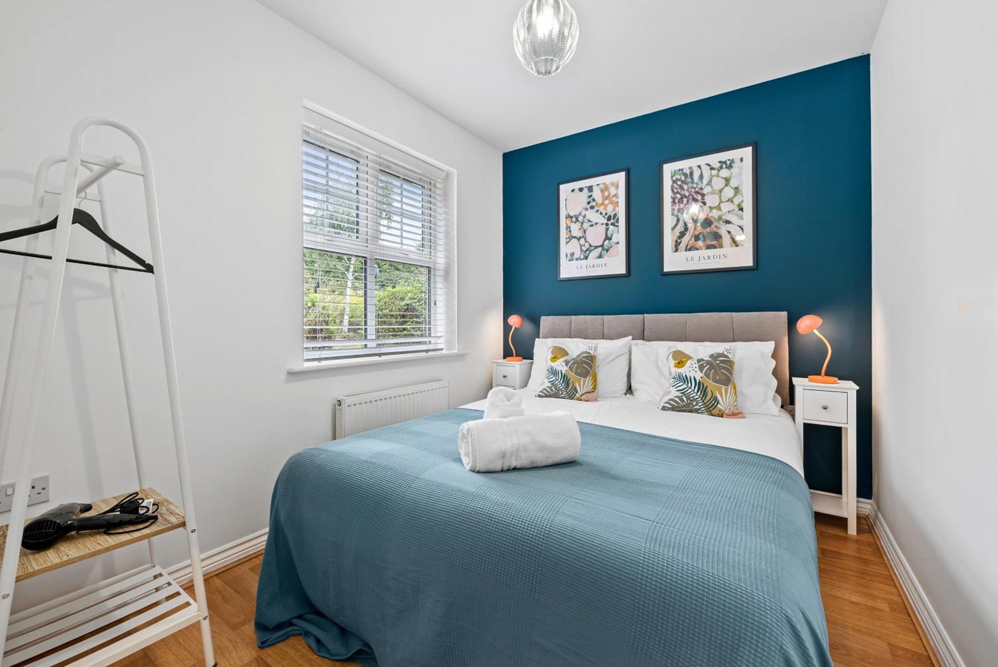 Spacious 6-bedroom House - 3 Parking Spaces - Superfast Wi-fi - Close To M5 - Long-stay Rates! *