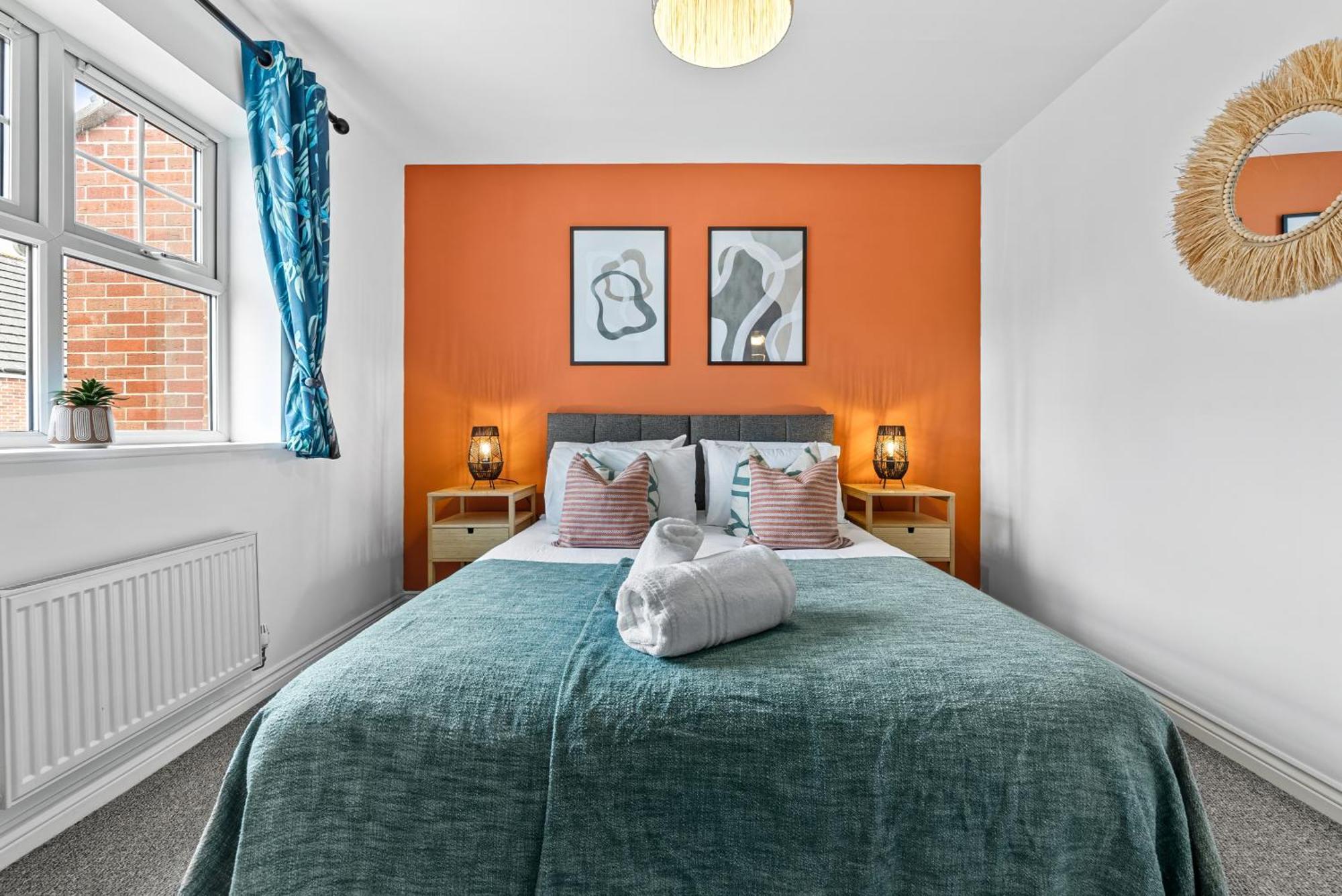 Spacious 6-bedroom House - 3 Parking Spaces - Superfast Wi-fi - Close To M5 - Long-stay Rates! Apartment