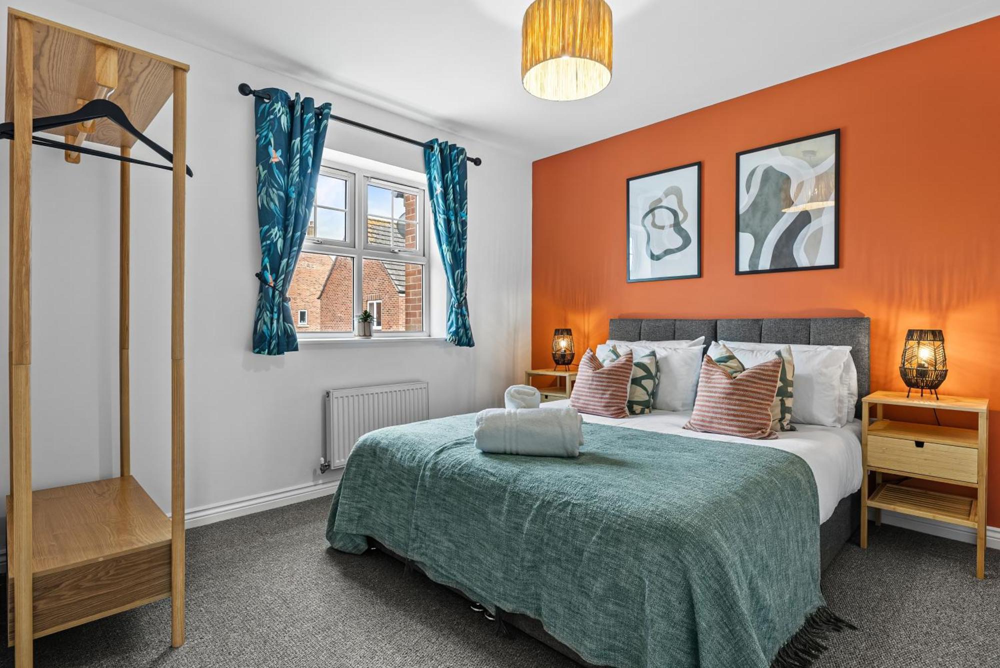 Apartment Spacious 6-bedroom House - 3 Parking Spaces - Superfast Wi-fi - Close To M5 - Long-stay Rates! *