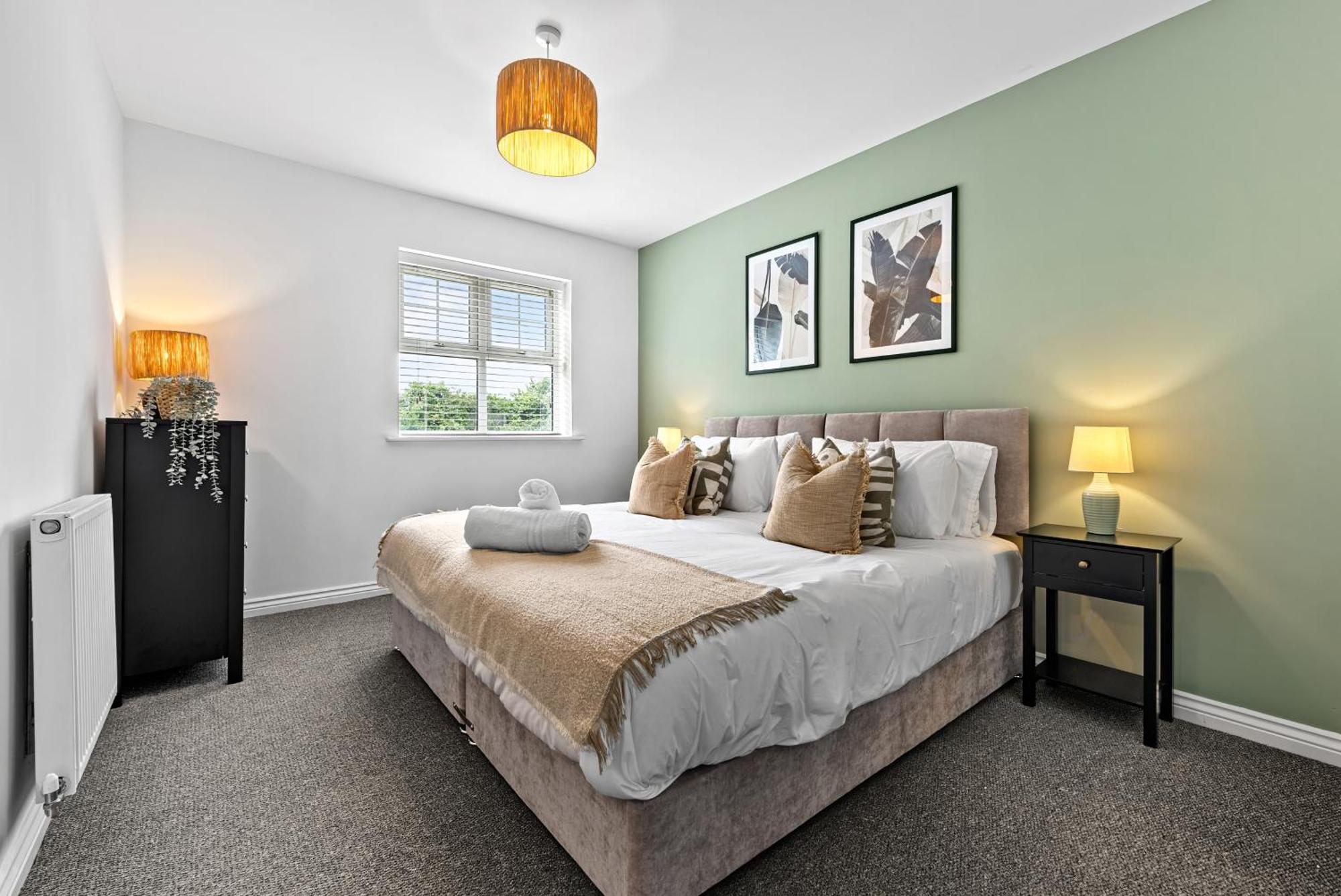 Spacious 6-bedroom House - 3 Parking Spaces - Superfast Wi-fi - Close To M5 - Long-stay Rates! Apartment Gloucester
