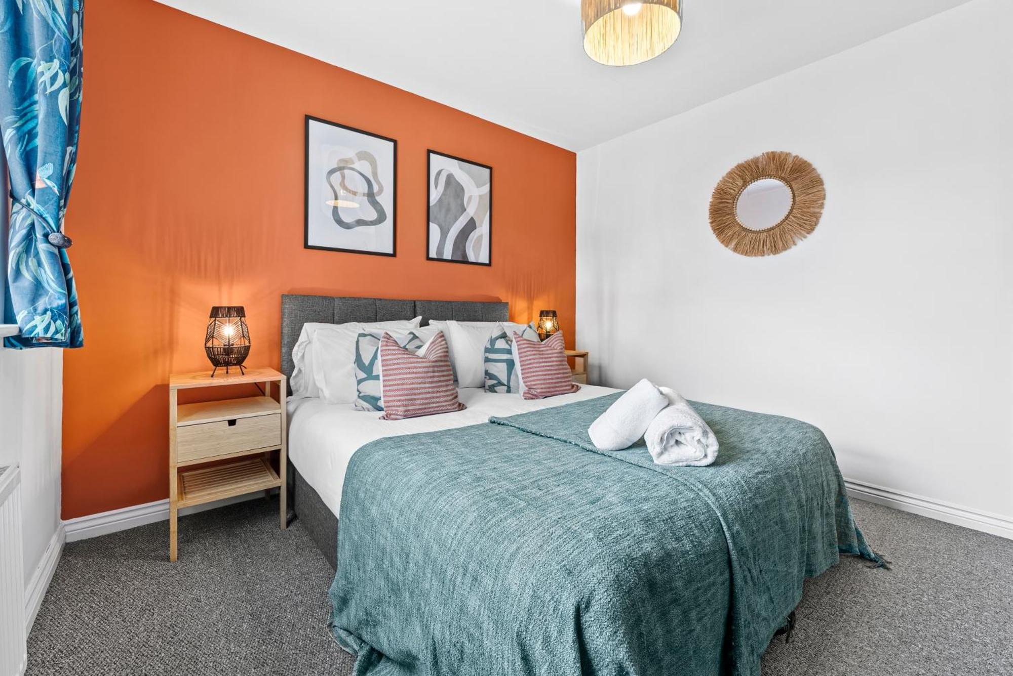 Spacious 6-bedroom House - 3 Parking Spaces - Superfast Wi-fi - Close To M5 - Long-stay Rates! Gloucester