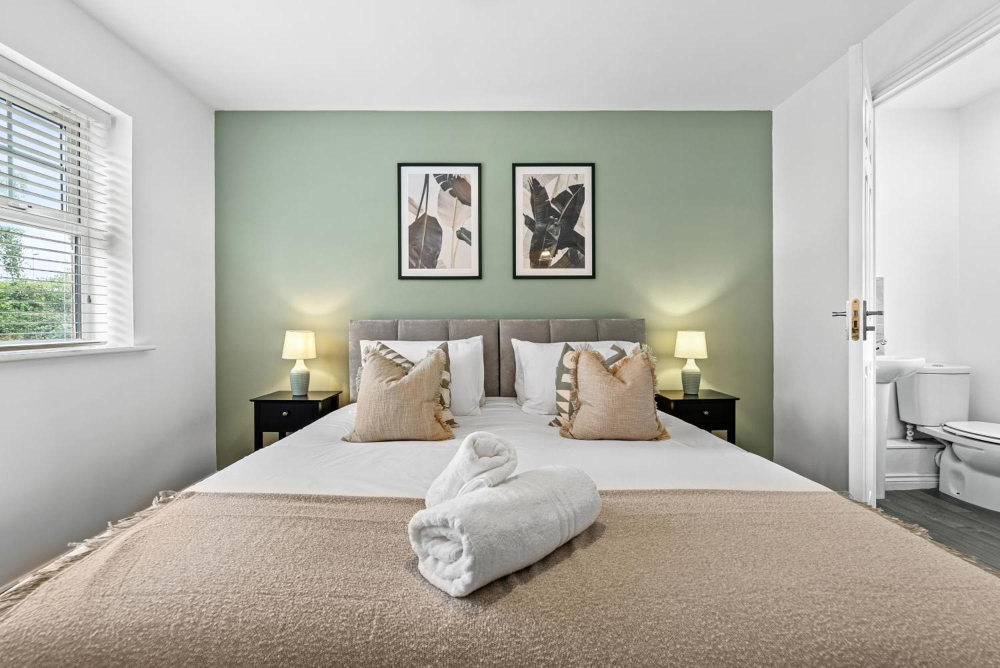 Spacious 6-bedroom House - 3 Parking Spaces - Superfast Wi-fi - Close To M5 - Long-stay Rates!