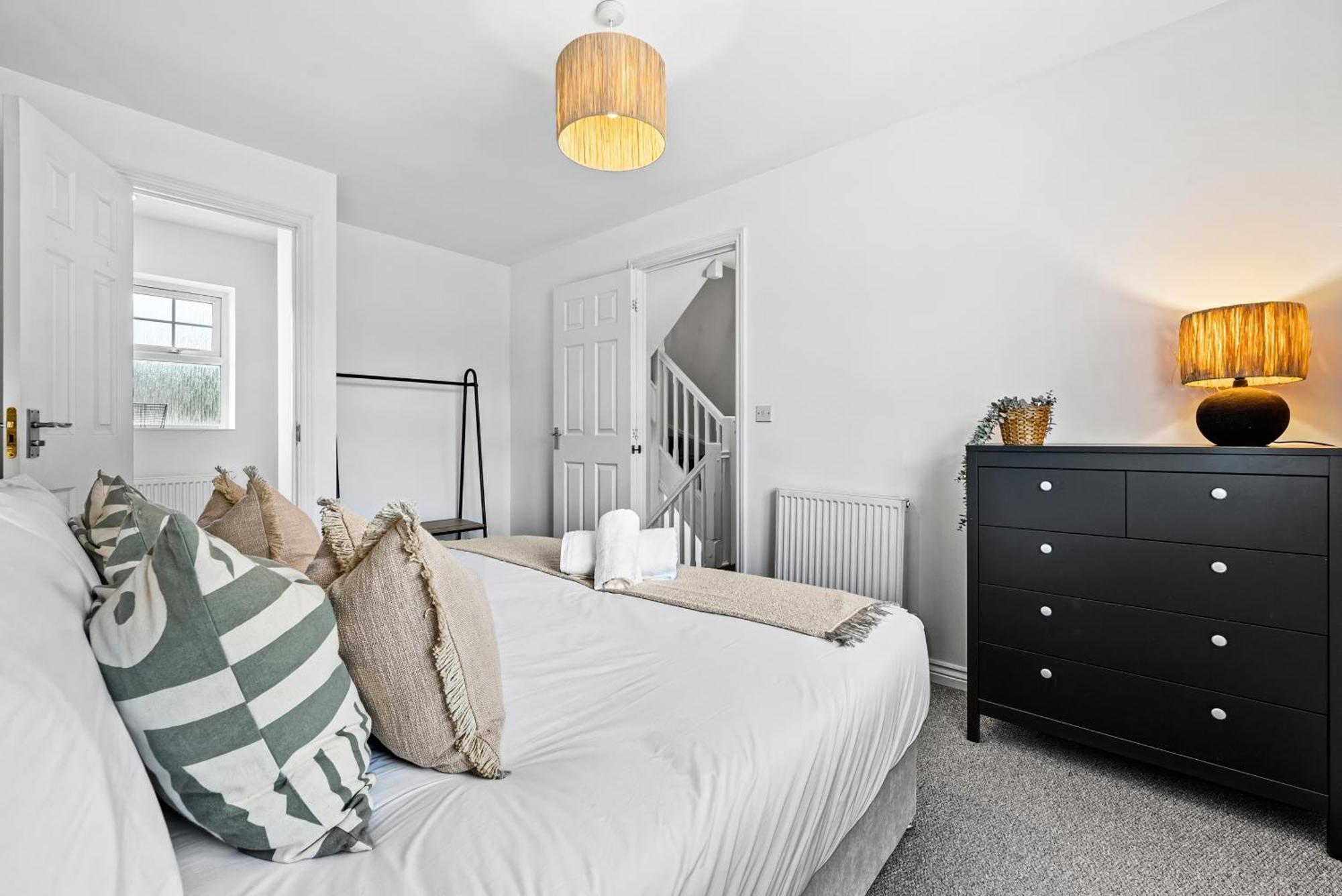 Spacious 6-bedroom House - 3 Parking Spaces - Superfast Wi-fi - Close To M5 - Long-stay Rates! Apartment Gloucester