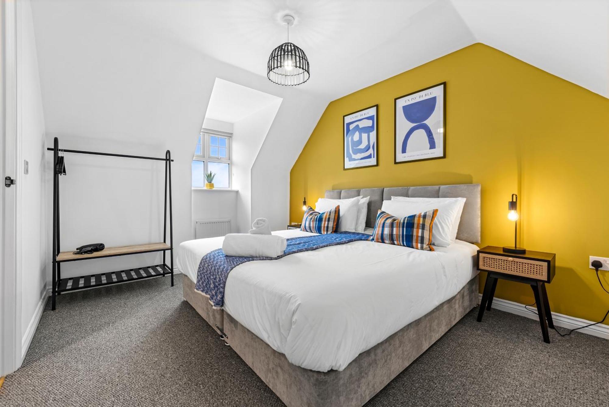 Spacious 6-bedroom House - 3 Parking Spaces - Superfast Wi-fi - Close To M5 - Long-stay Rates! * Gloucester