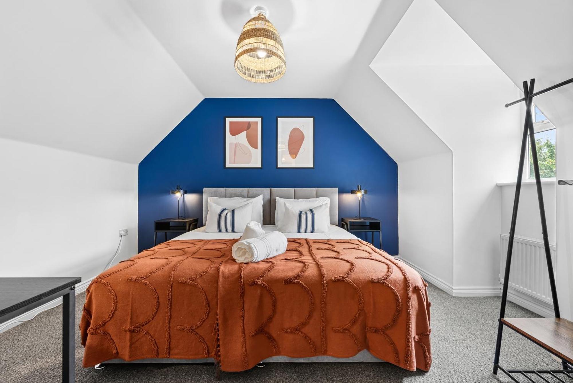 Apartment Spacious 6-bedroom House - 3 Parking Spaces - Superfast Wi-fi - Close To M5 - Long-stay Rates! *