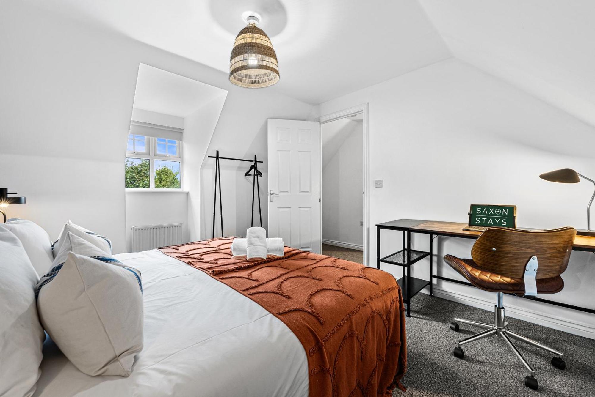 Spacious 6-bedroom House - 3 Parking Spaces - Superfast Wi-fi - Close To M5 - Long-stay Rates! Apartment Gloucester
