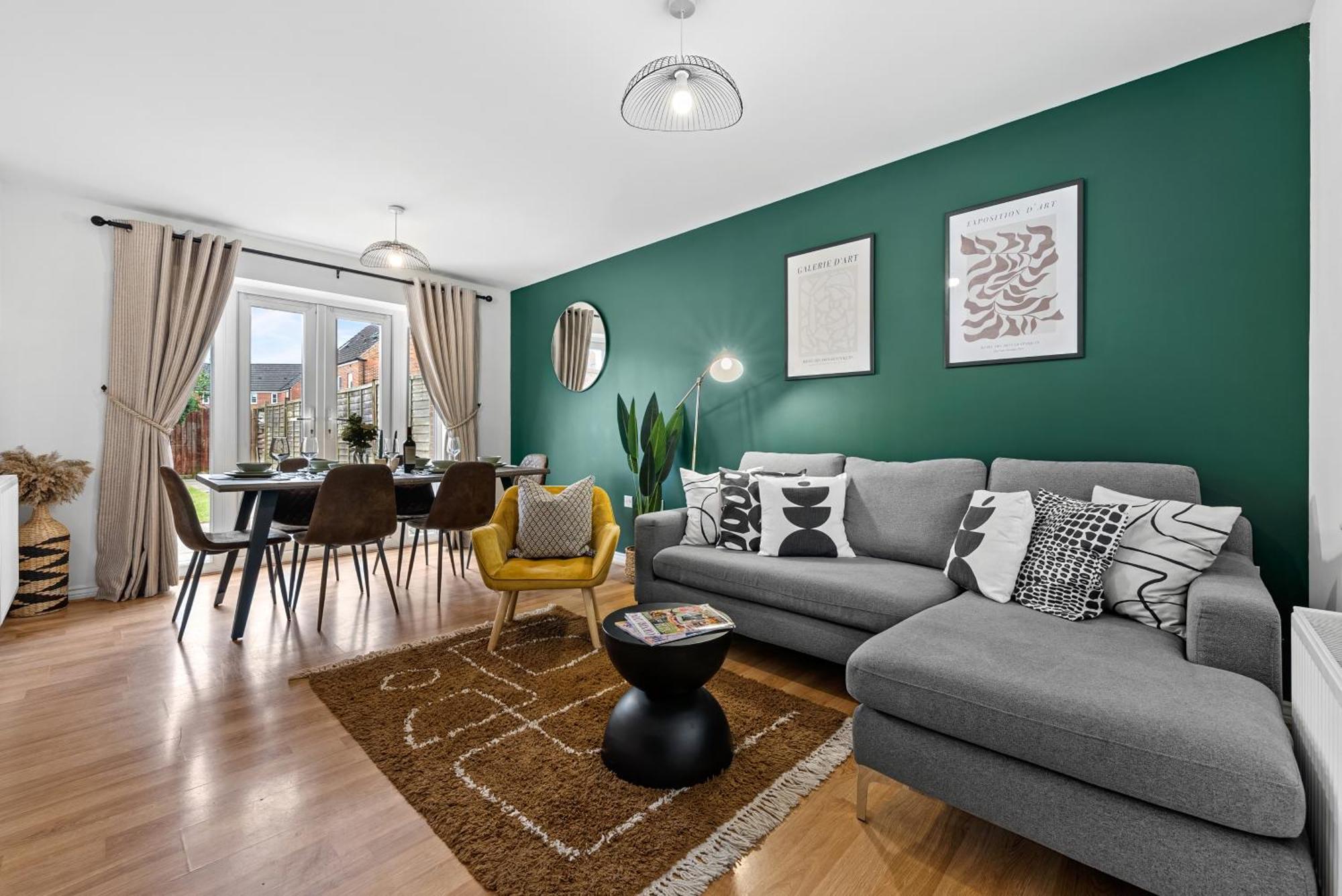Spacious 6-bedroom House - 3 Parking Spaces - Superfast Wi-fi - Close To M5 - Long-stay Rates! Apartment