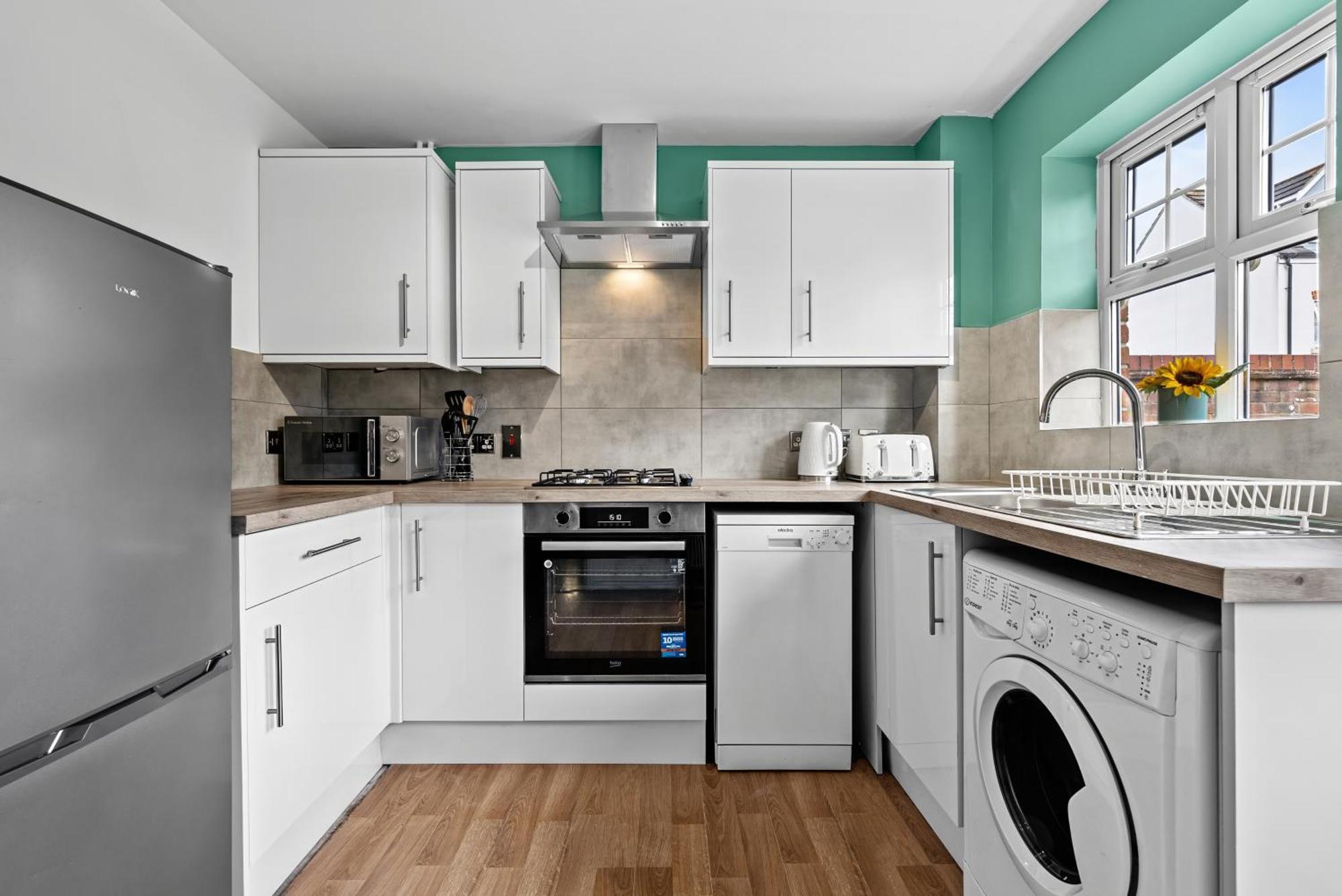 Spacious 6-bedroom House - 3 Parking Spaces - Superfast Wi-fi - Close To M5 - Long-stay Rates! Apartment *