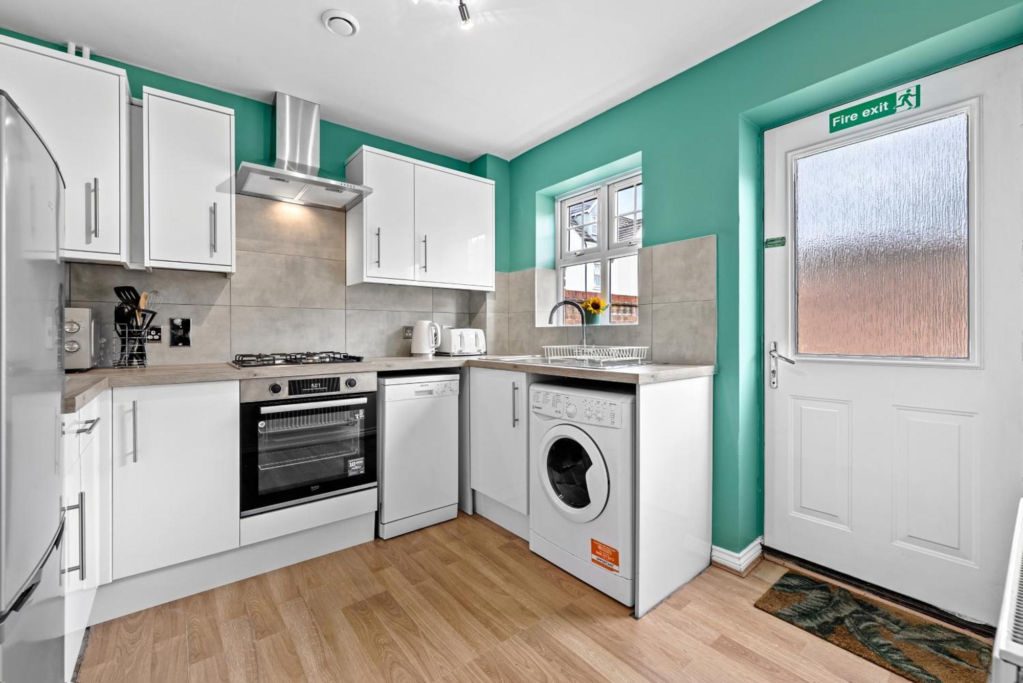 Spacious 6-bedroom House - 3 Parking Spaces - Superfast Wi-fi - Close To M5 - Long-stay Rates! Apartment