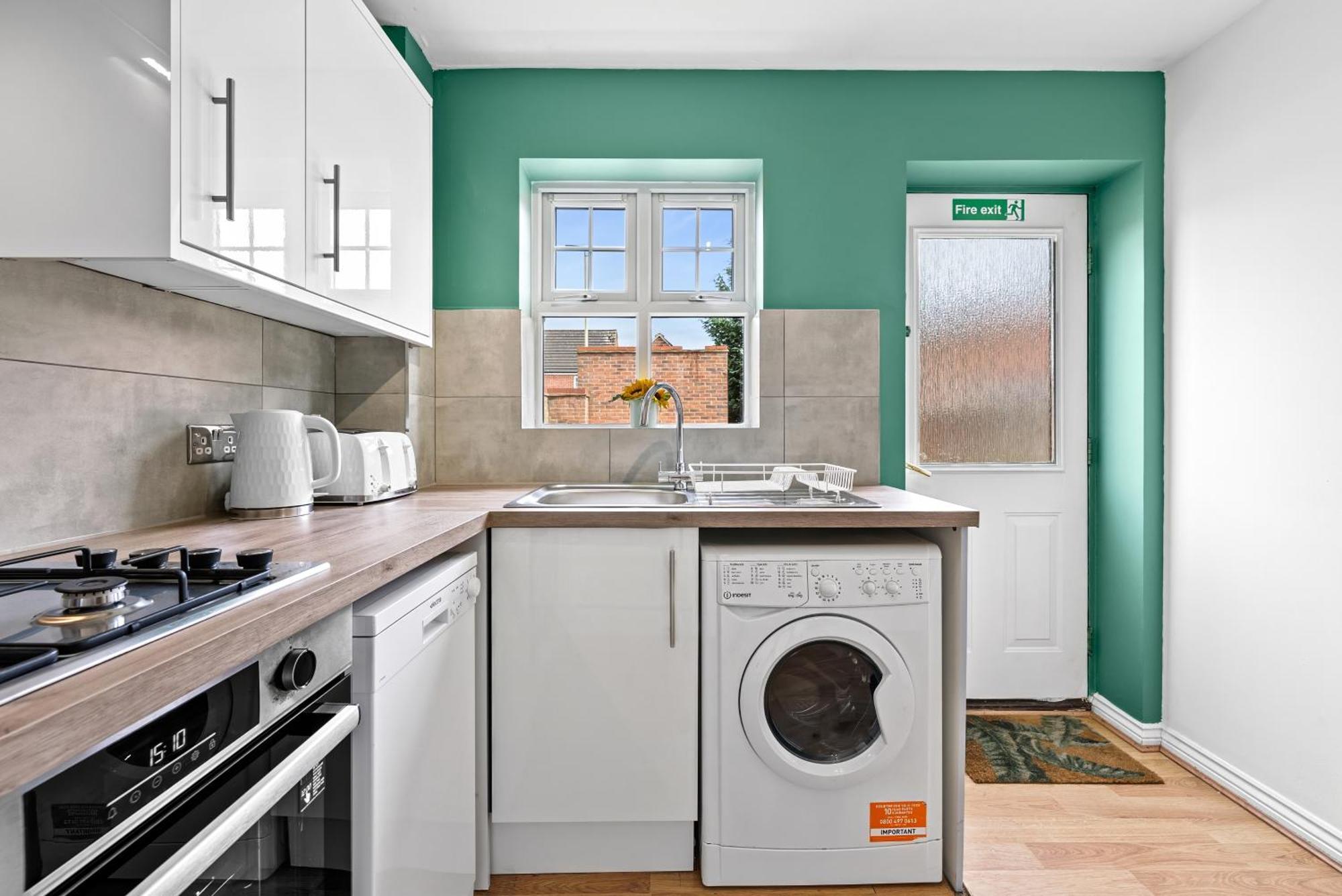 Spacious 6-bedroom House - 3 Parking Spaces - Superfast Wi-fi - Close To M5 - Long-stay Rates! Apartment *